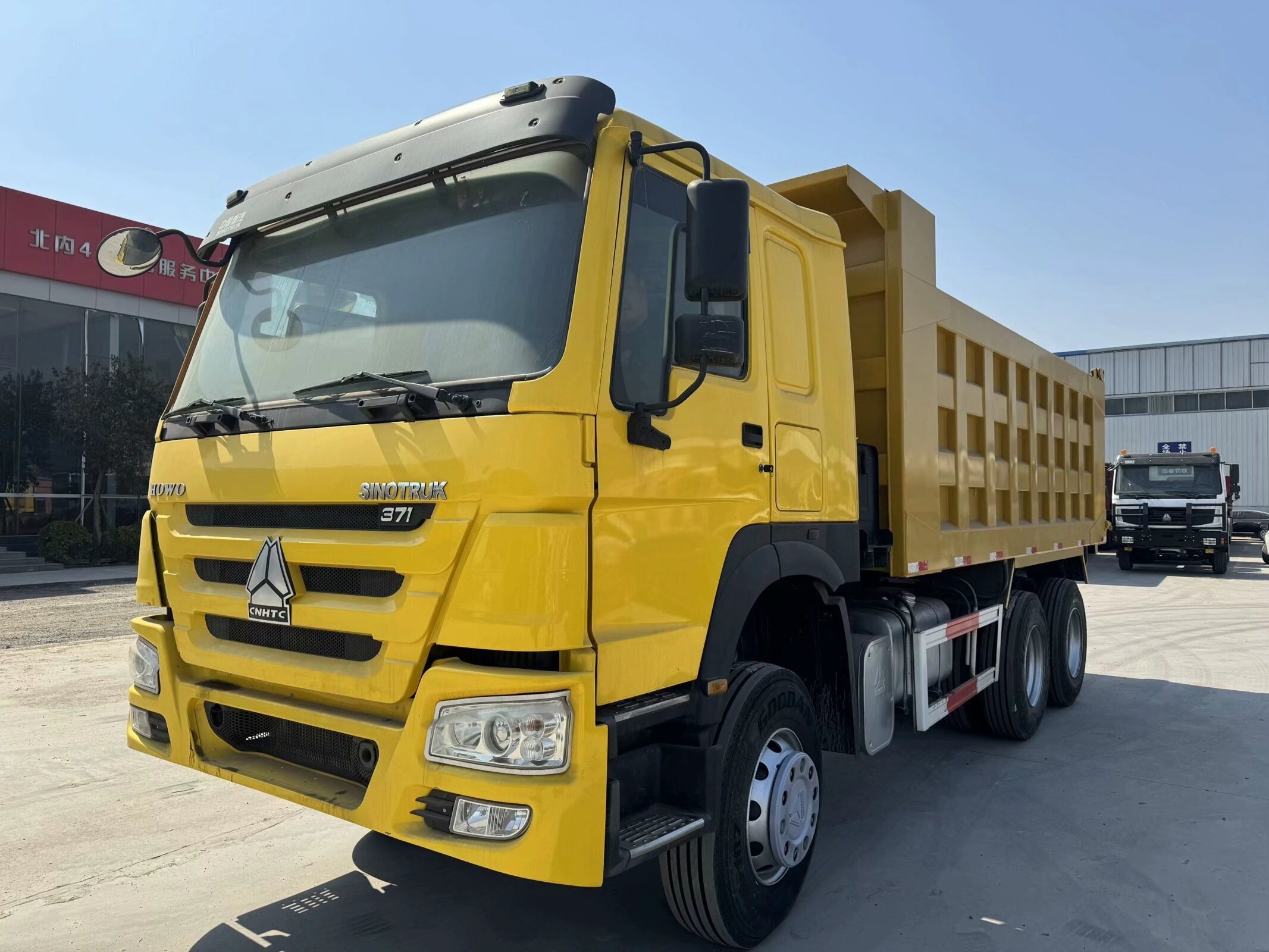 2022 SINOTRUK HOWO Yellow  6*4  50Tons  With High Quality Lower Kilometer Dumper Truck  For Load.