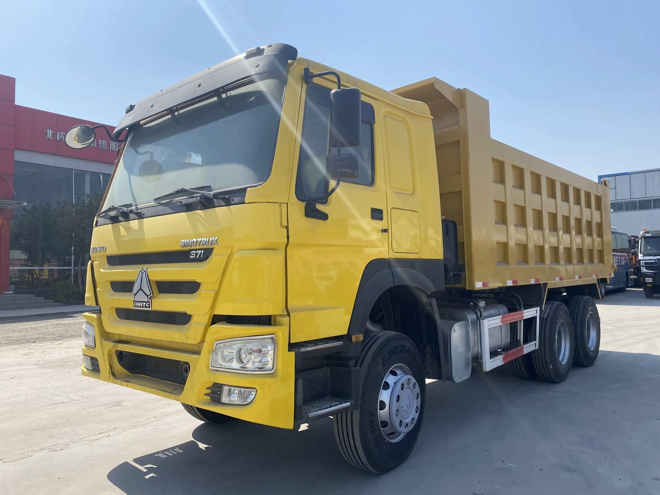 2021 Chinese SINOTRUK HOWO Yellow  6*4 10-Wheel Truck With Cost-Effective  Dumper Truck For Sale