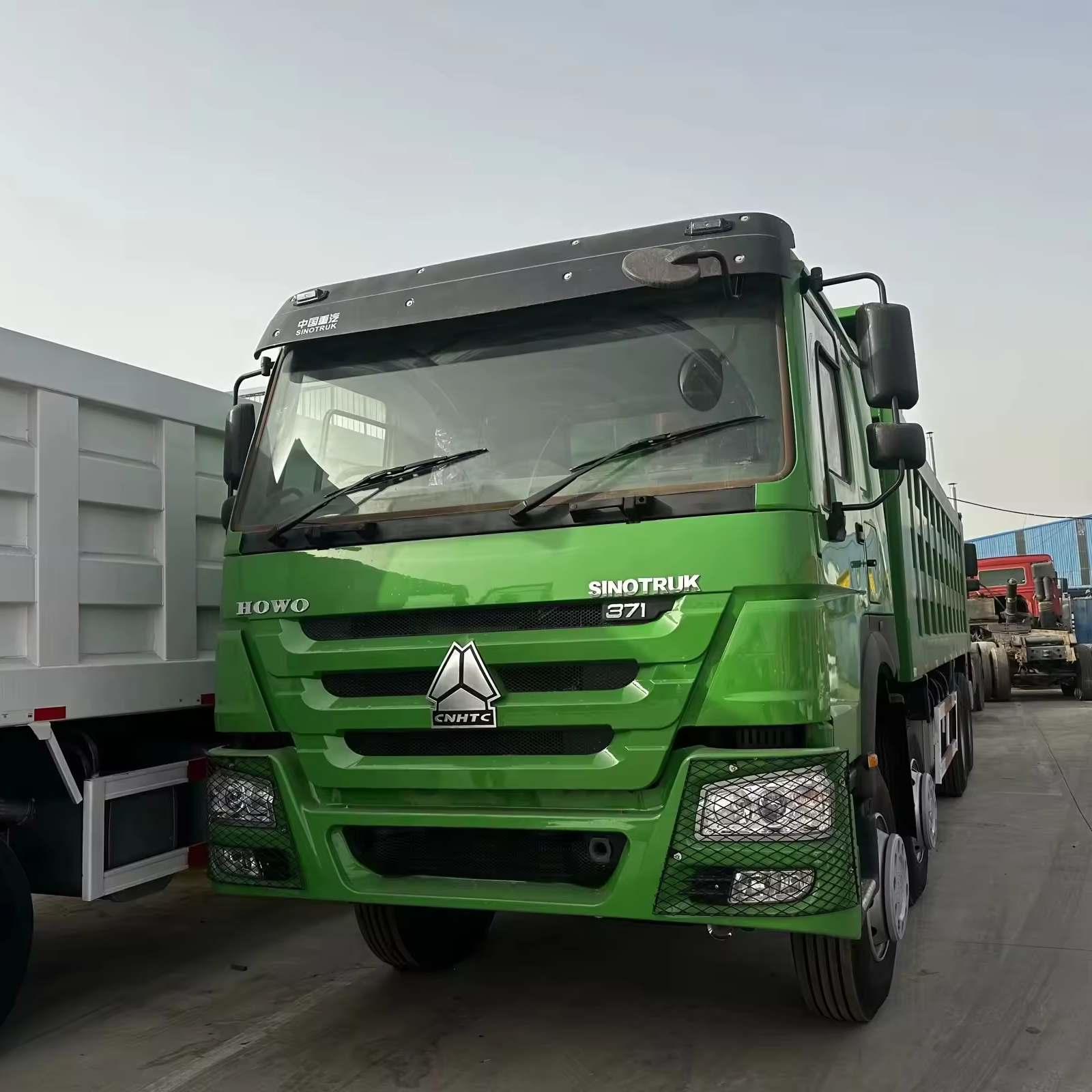 Sinotruk HOWO green 8*4 twelve-wheel dump truck high-quality second-hand truck 371HP load capacity 50 tons