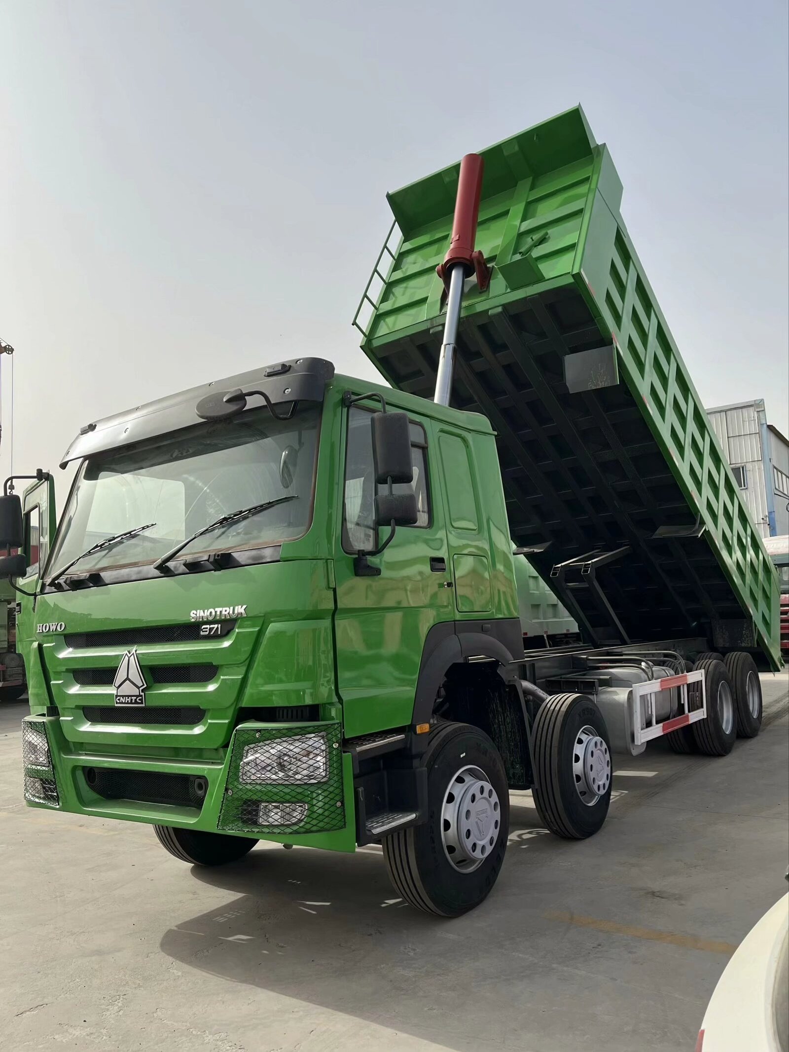 2021 Sinotruk Howo Used 8x4 12-Wheel Green With Fewer Kilometer Good Condition Tipper Dumper Truck  For Load.