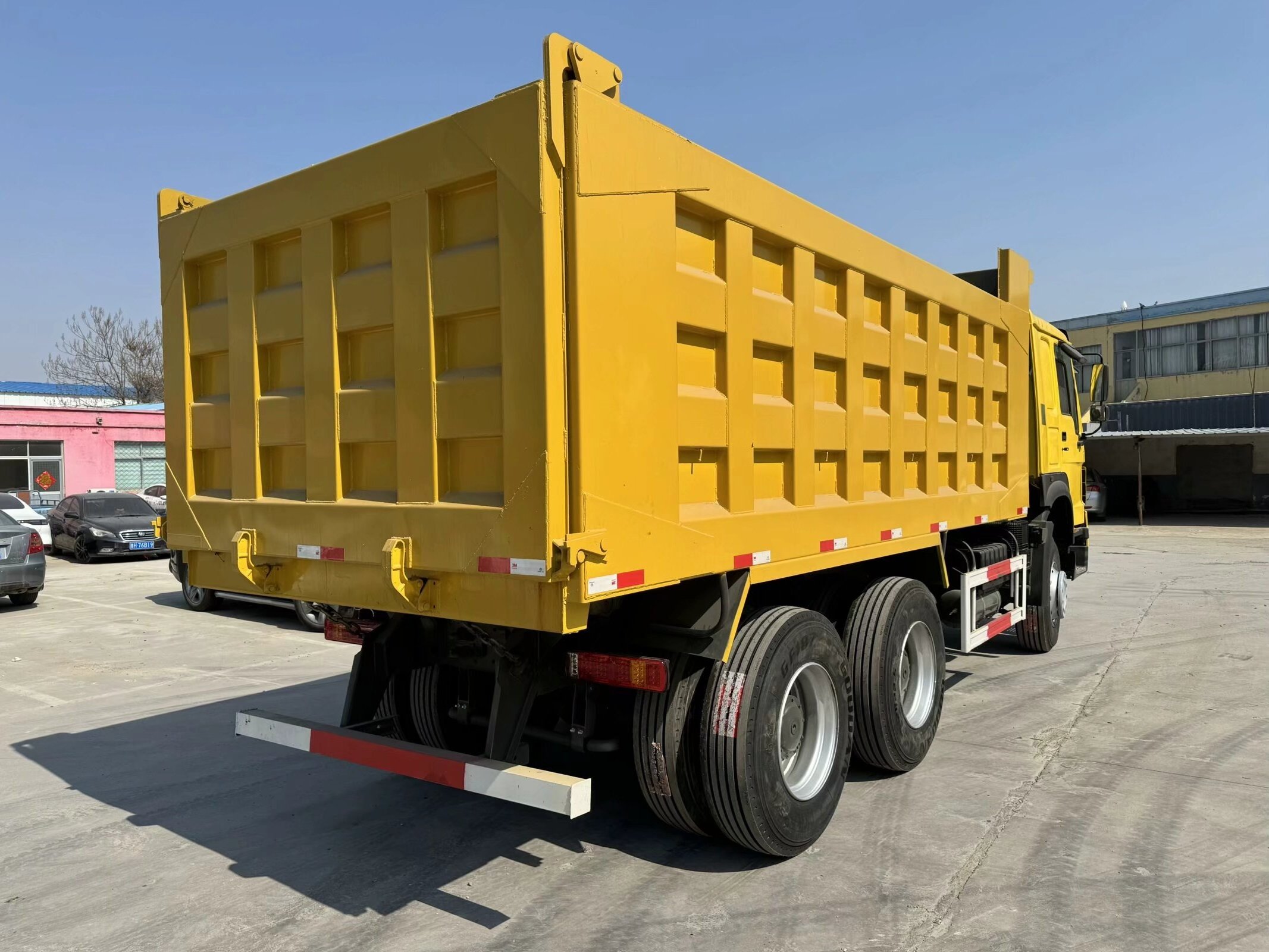 2021 Chinese SINOTRUK HOWO Yellow  6*4 10 Wheel 371HP  With Fewer Kilometer Dumper  For Load.