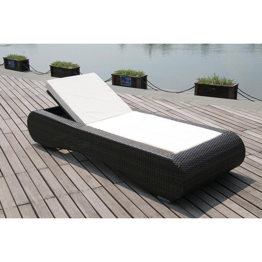 Luxury Garden Rattan / Wicker Beds Outdoor Patio Sun Loungers For Pool Side Rattan Outdoor Sun Lounger