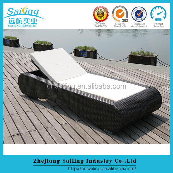 Luxury Garden Rattan / Wicker Beds Outdoor Patio Sun Loungers For Pool Side Rattan Outdoor Sun Lounger