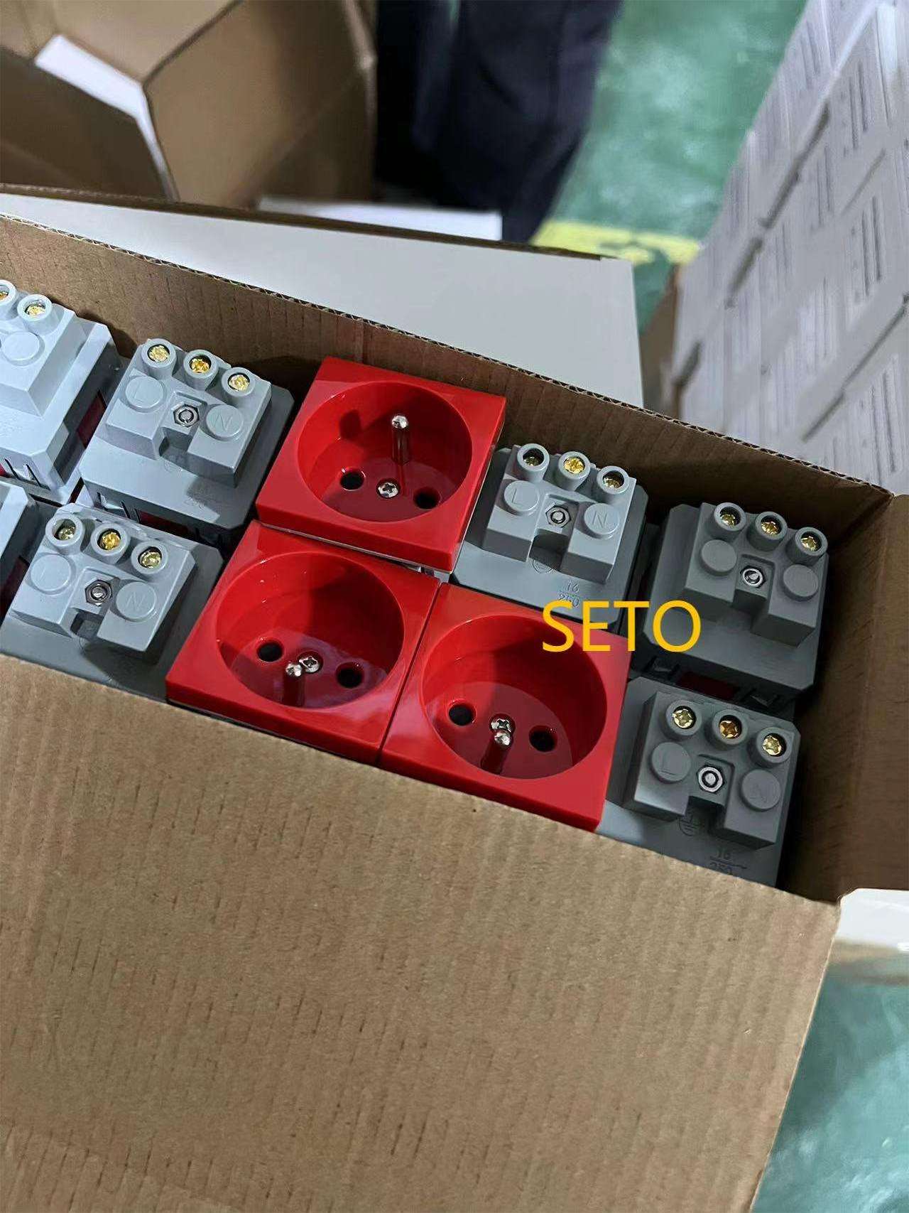 Oem Outlet 16a 250v 45*45mm Euro Standard Electrical Plug Power And 3 Pin Electrical Plug Switched Wall Socket