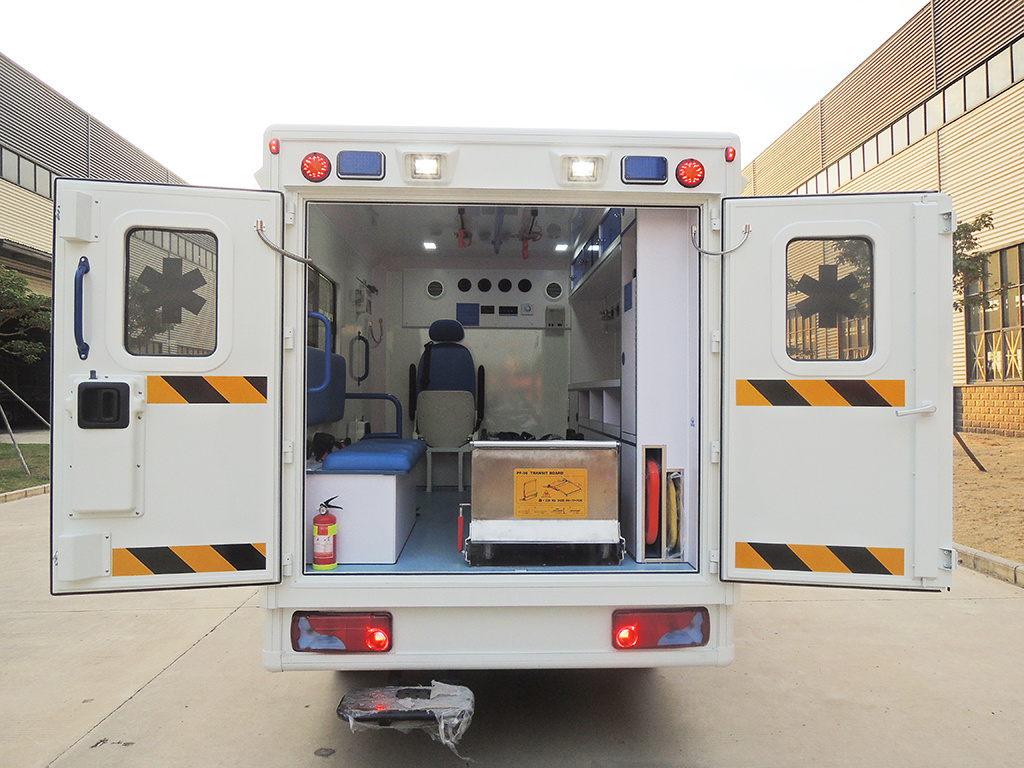 4x4 Ambulance Vehicle FOTON Tunland Pick-up Box Ambulance Monitoring Mobile Medical Ambulance car for sale