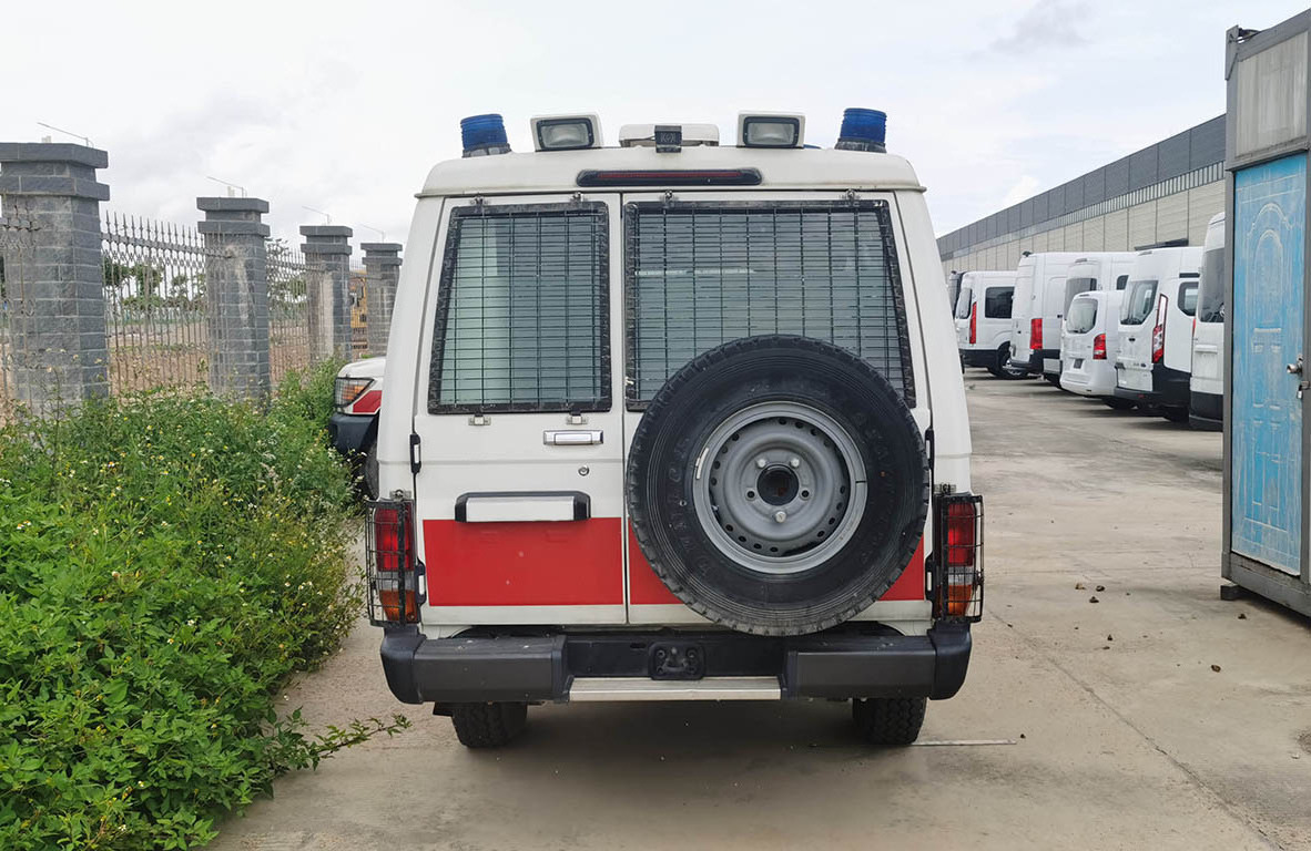 4x4 Ambulance La nd Crui ser Monitoring First Aid Ambulance Vehicle