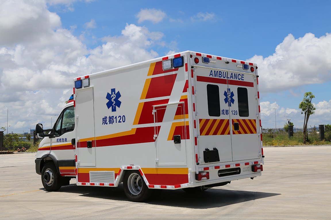 2024 Monitoring ICU Ambulance Vehicle for hospital Transport NAVECO Ousheng Box Ambulance Car for exporting