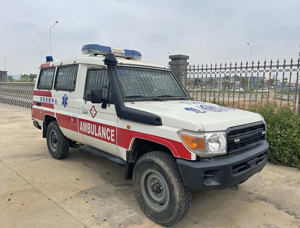 4x4 Ambulance La nd Crui ser Monitoring First Aid Ambulance Vehicle