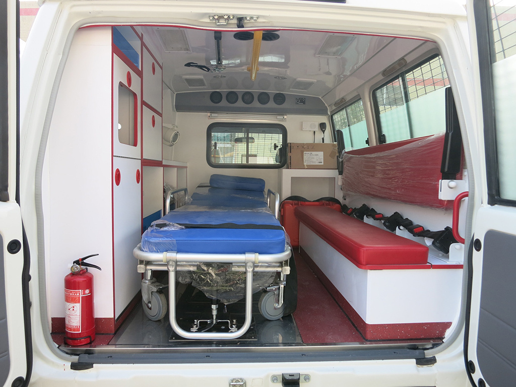 4x4 Ambulance La nd Crui ser Monitoring First Aid Ambulance Vehicle