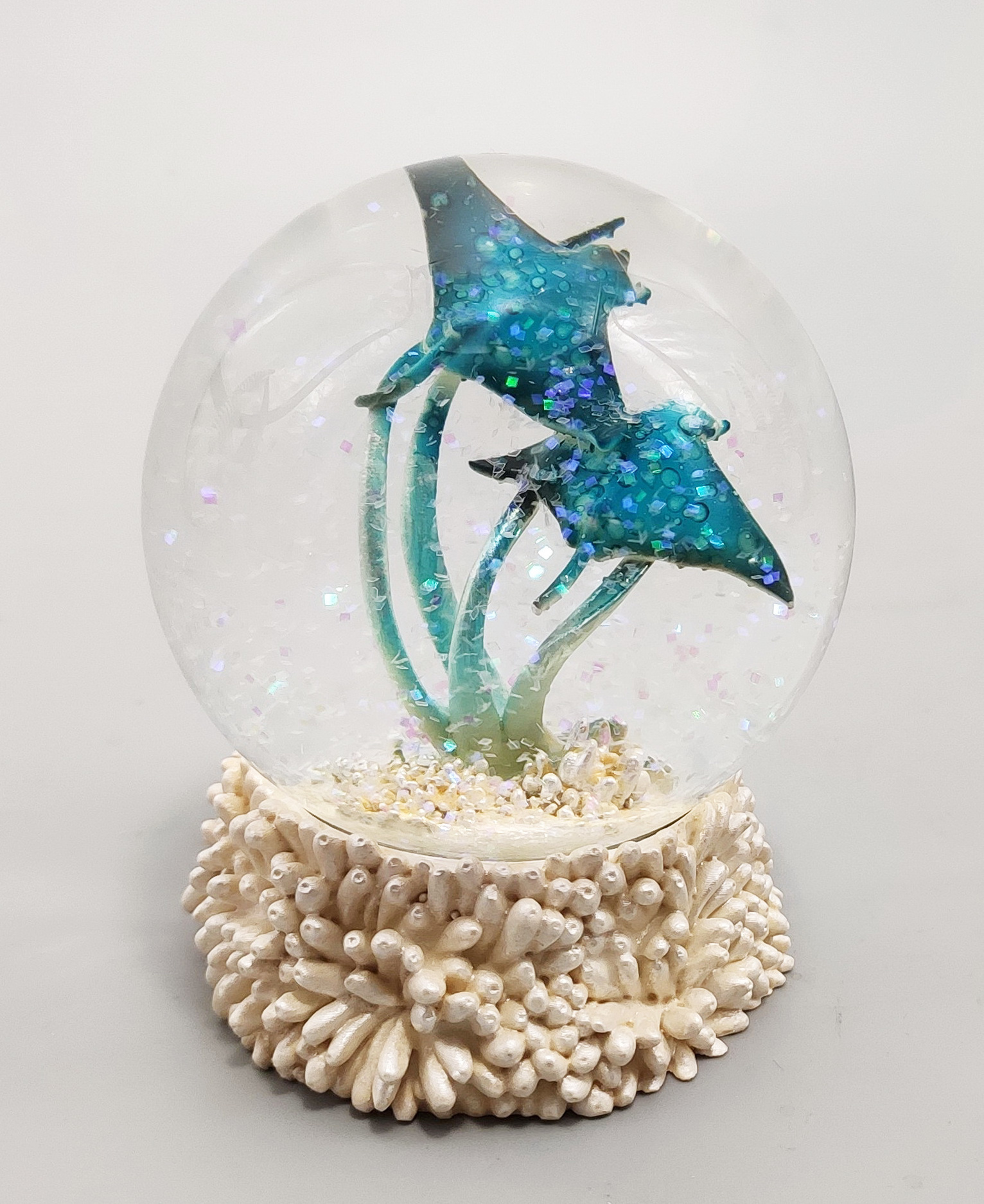 Wholesale High-quality Handicraft Animal Statue inside Snow Globe Theme Sea Water Globe for Home Decoration