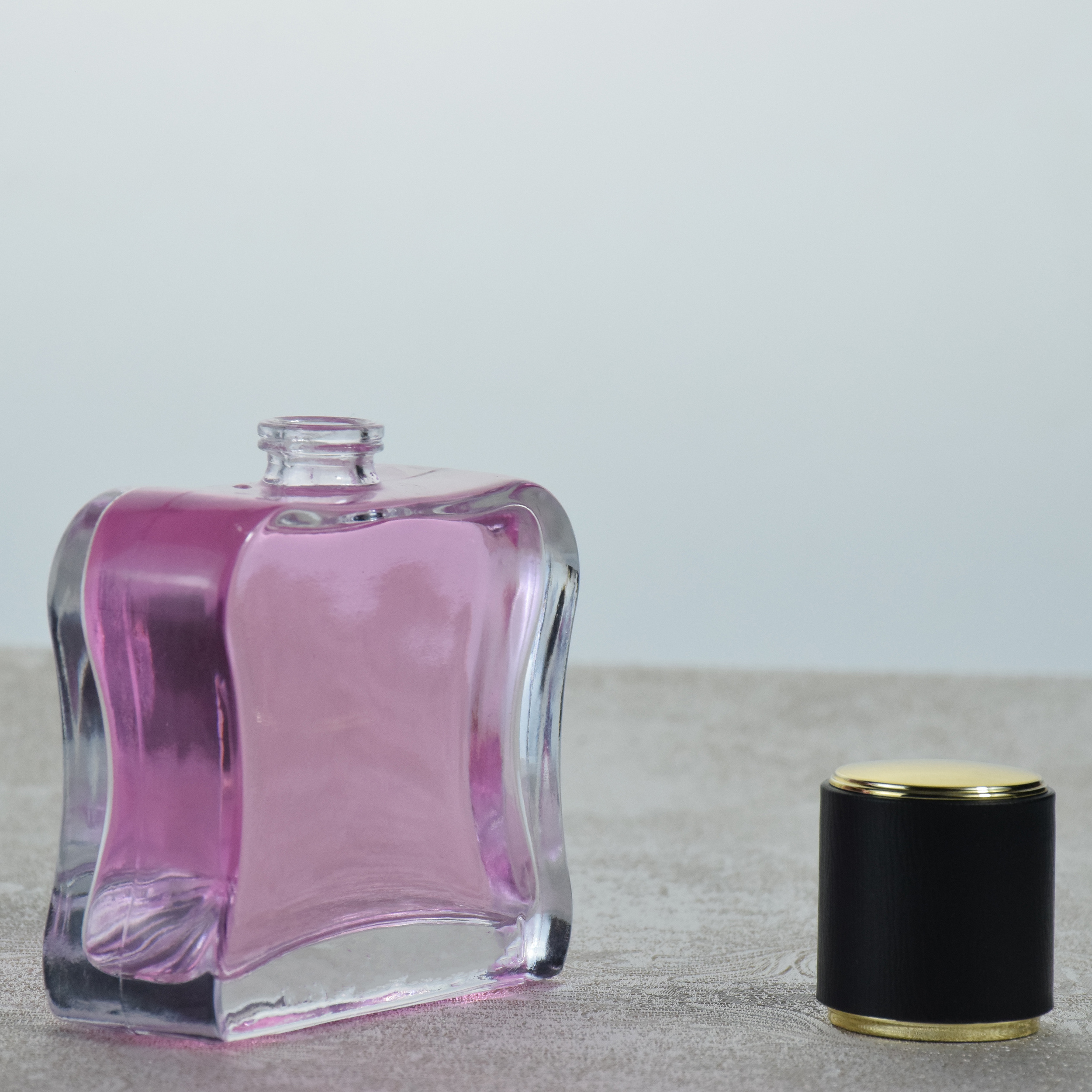 Unique Shape Atomizer Home Fragrance Leather Cap 30ml 50ml 100ml Perfume Bottle