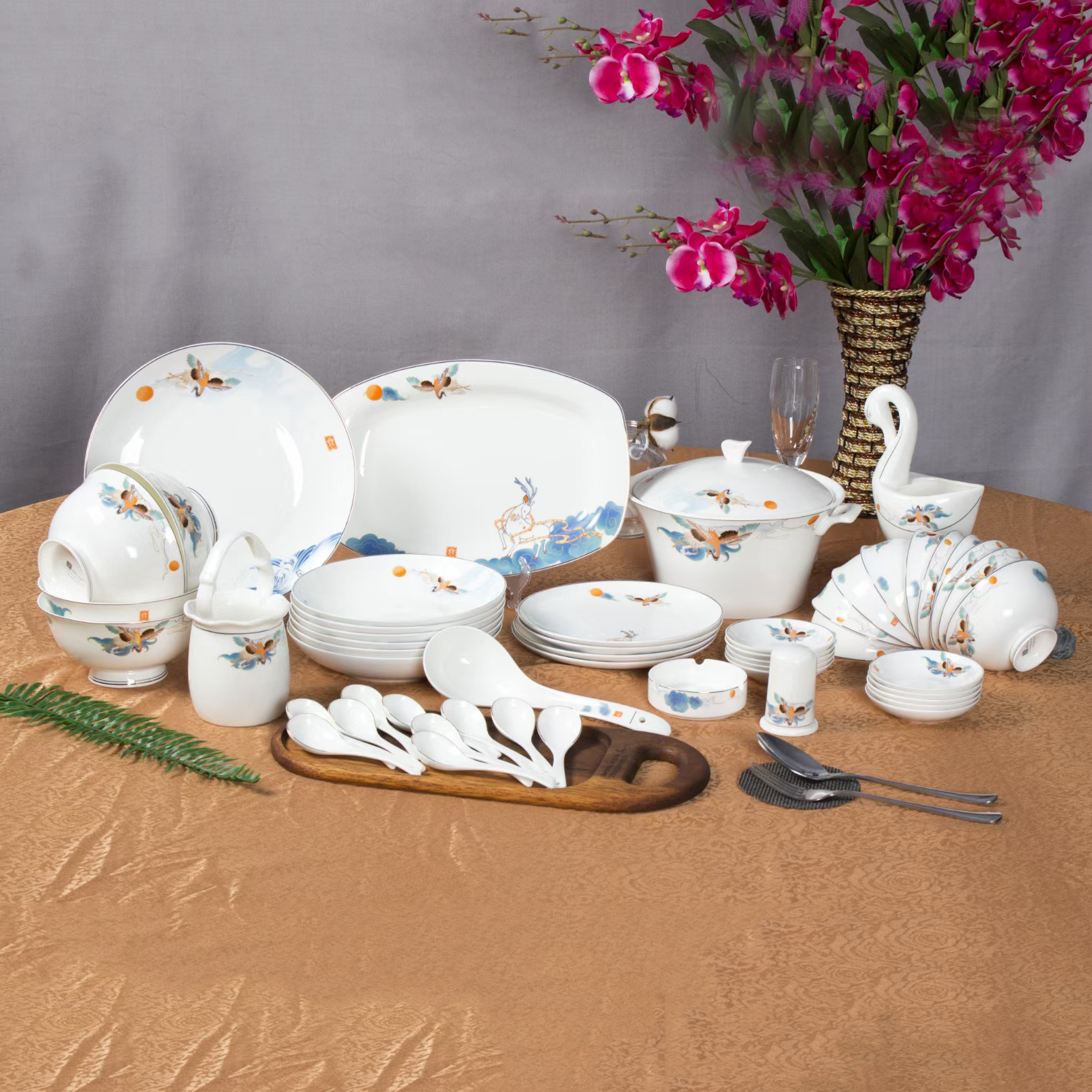 Morden Luxury Kitchen Bone China Dinnerware On-glazed Bone China 52 pcs  Dinner Set Pakistan