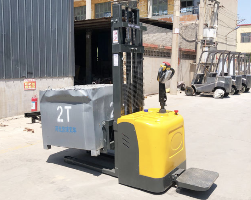 2ton electric self loading stacker 1500kg 2000lbs rough terrain 5m electric material winch pallet stacker