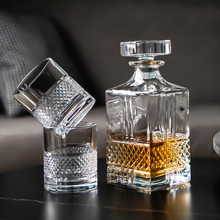 Factory wholesale 780ml Crystal Luxury Carved Diamond Liquor Whiskey Decanter With Tumbler Sets