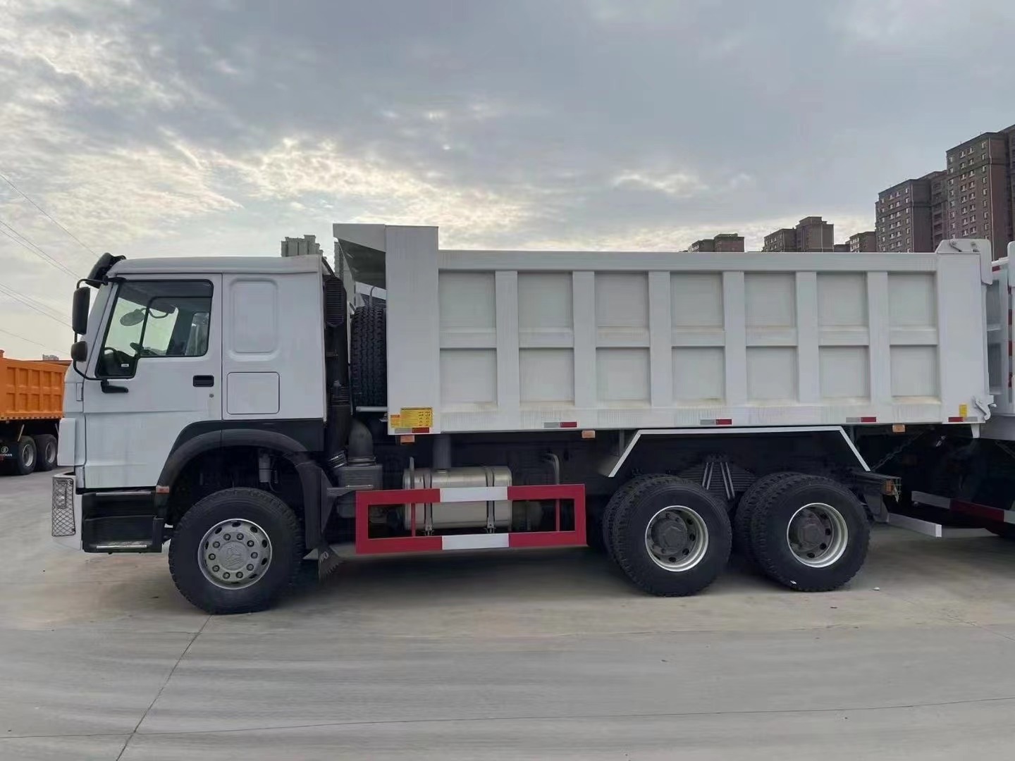 Sinotruk HOWO 8*4 400-450HP Euro2 Mineral Coal Mine Ore Tipper Tipping Truck for Sale