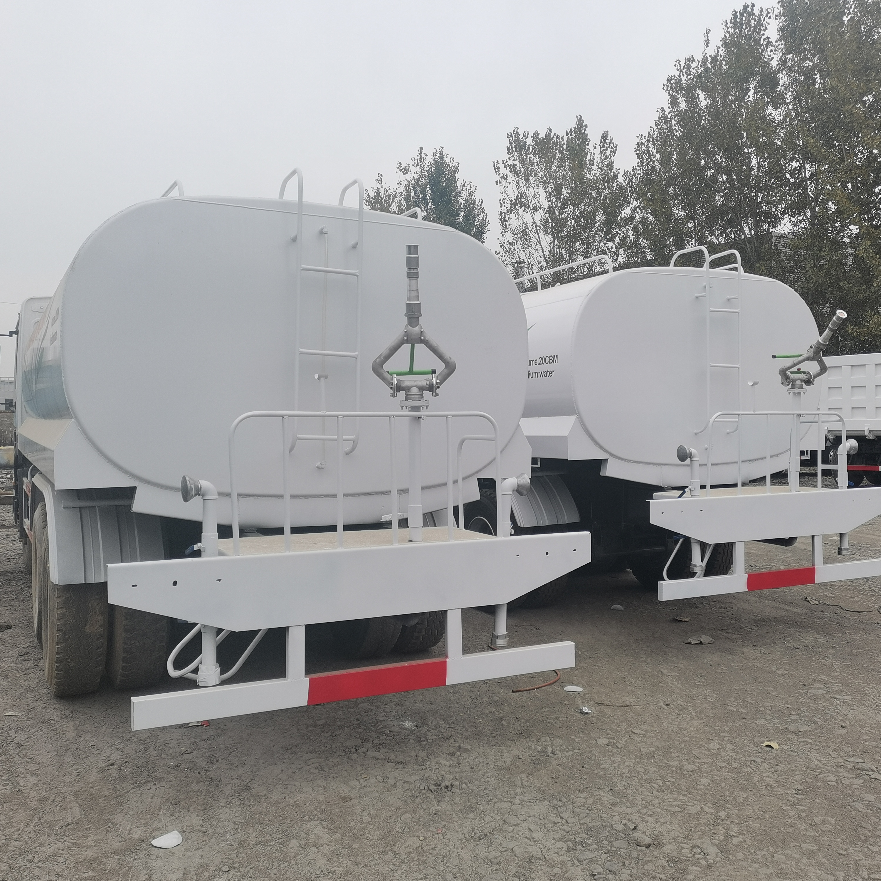 HOWO/Sinotruk/Sino From China 6X4 20m3 Truck Mounted Spray Milk/Water Bowser/Tank/Tanker Truck Price for Sale/Water/Used/New