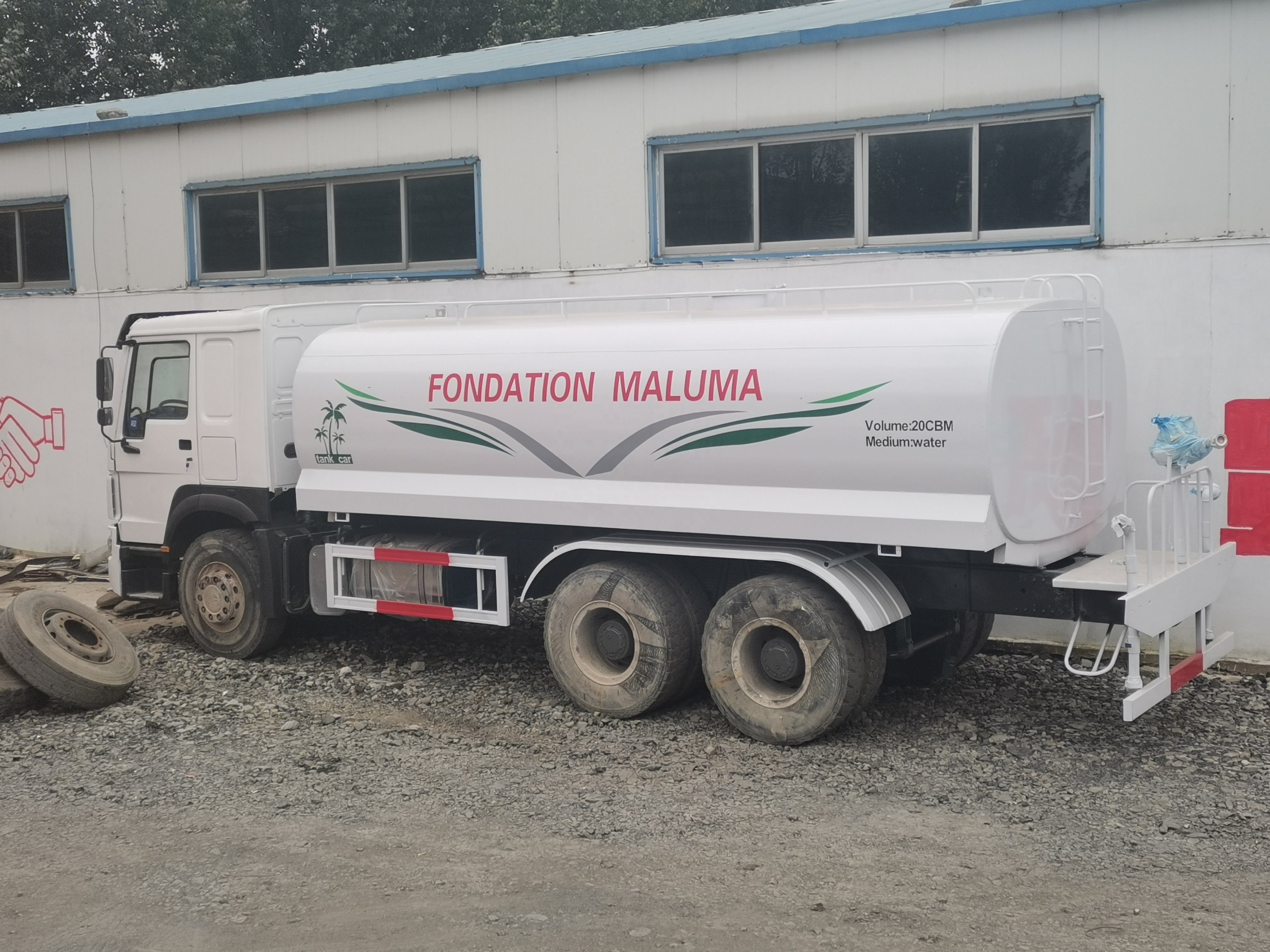 HOWO/Sinotruk/Sino From China 6X4 20m3 Truck Mounted Spray Milk/Water Bowser/Tank/Tanker Truck Price for Sale/Water/Used/New