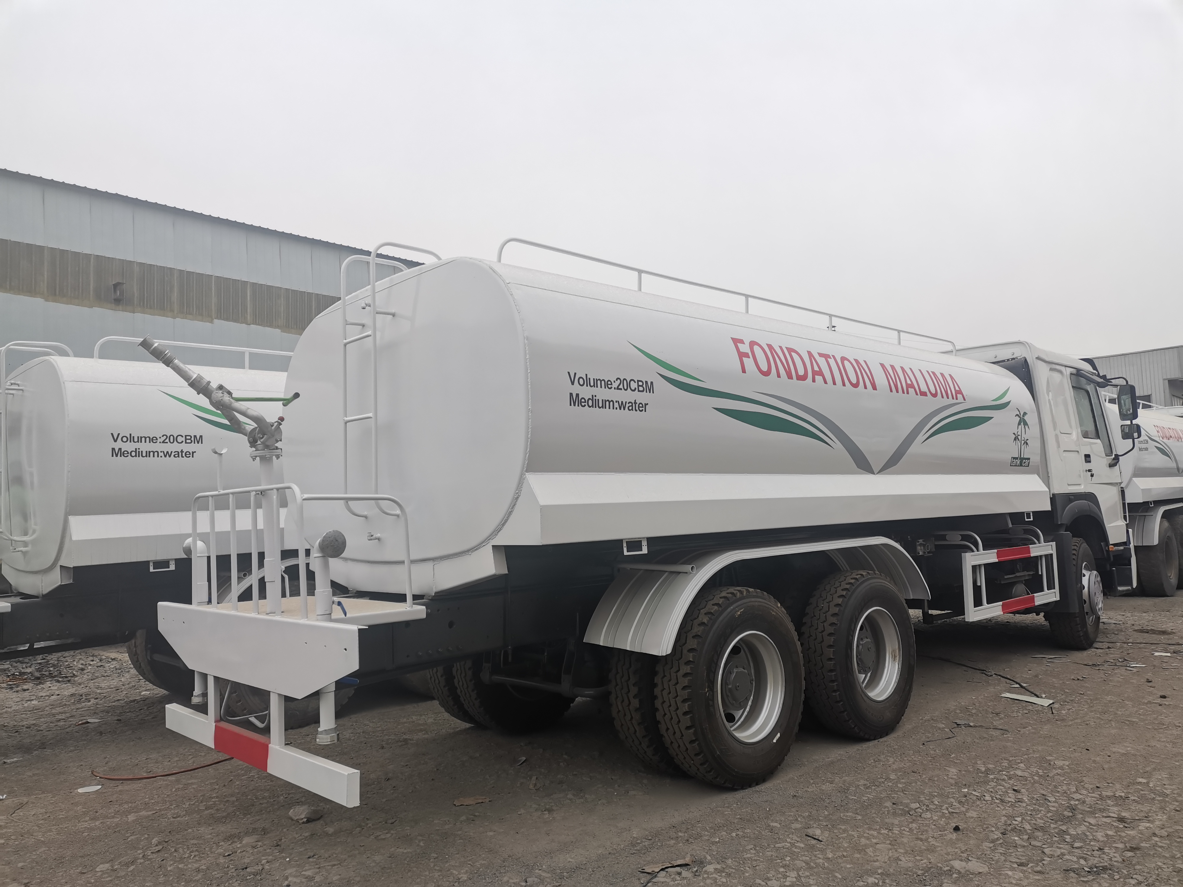 Sinotruck Price Drinking Water Tank Trucks Howo 6x4 20000liter Spraying water tanker truck for sale