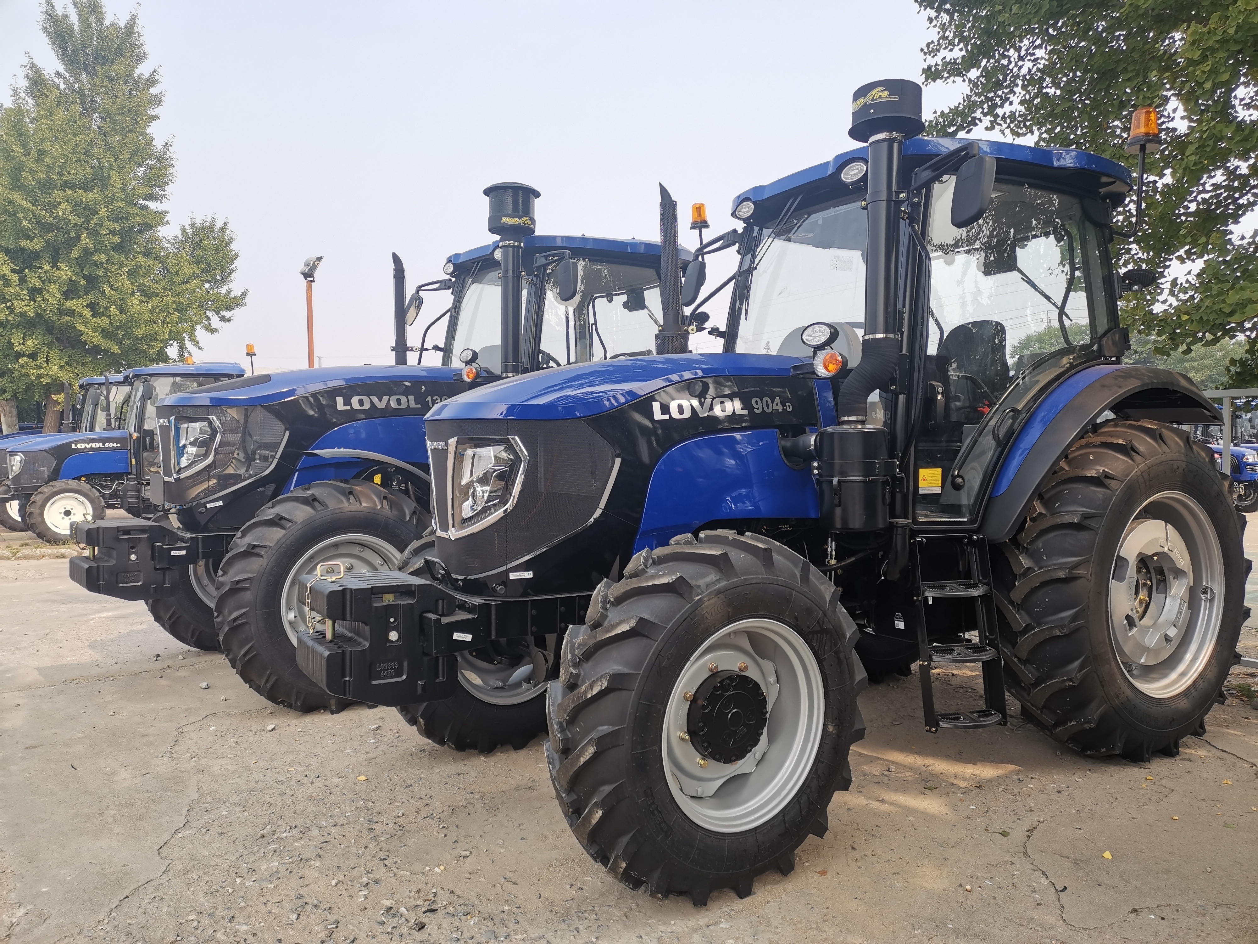 Low Price Chinese Small Farm Tractors 4WD Tractor Agricola 4x4 100hp Farm Tractor For Rice Cultivation