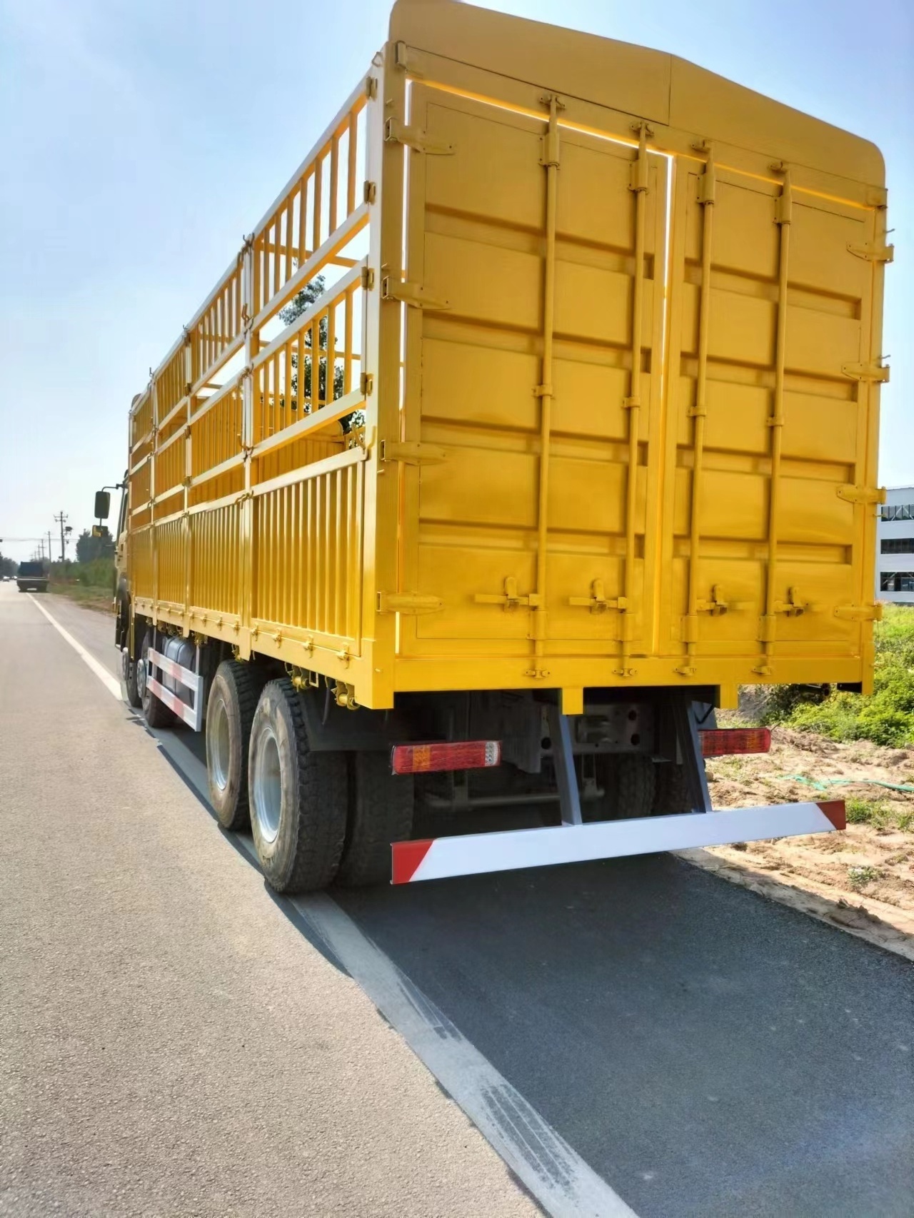 Cheap price 8x4 35 Ton Lorry Box Trucks Cargo fence Trucks for Nigeria