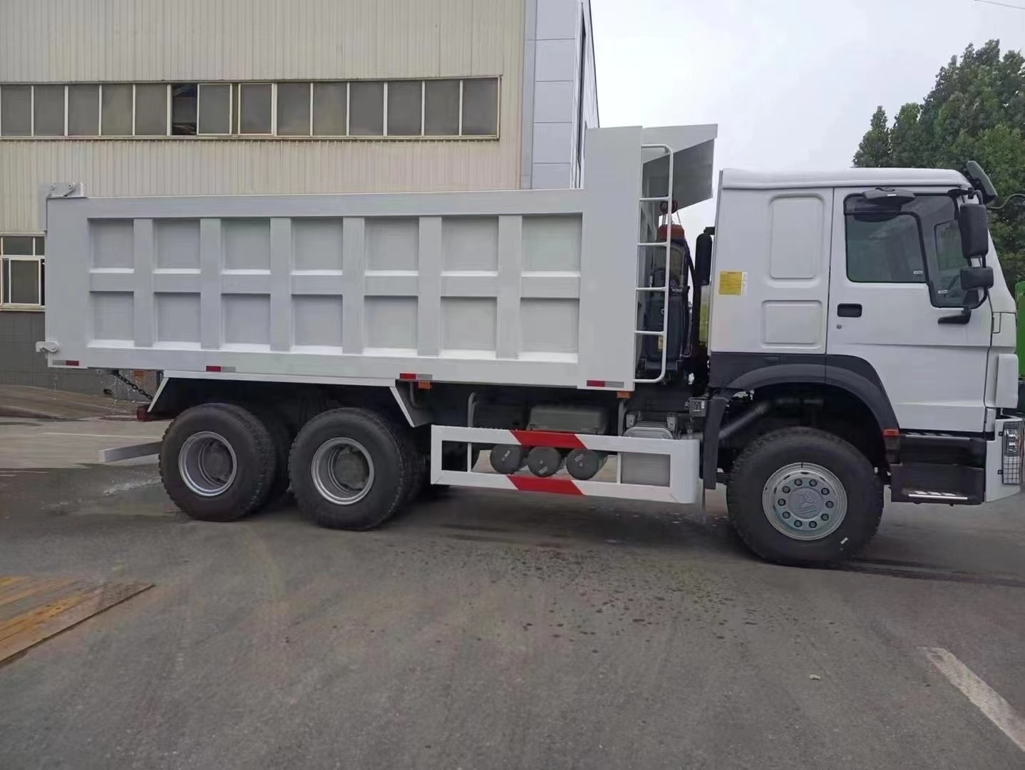 Sinotruk HOWO 8*4 400-450HP Euro2 Mineral Coal Mine Ore Tipper Tipping Truck for Sale