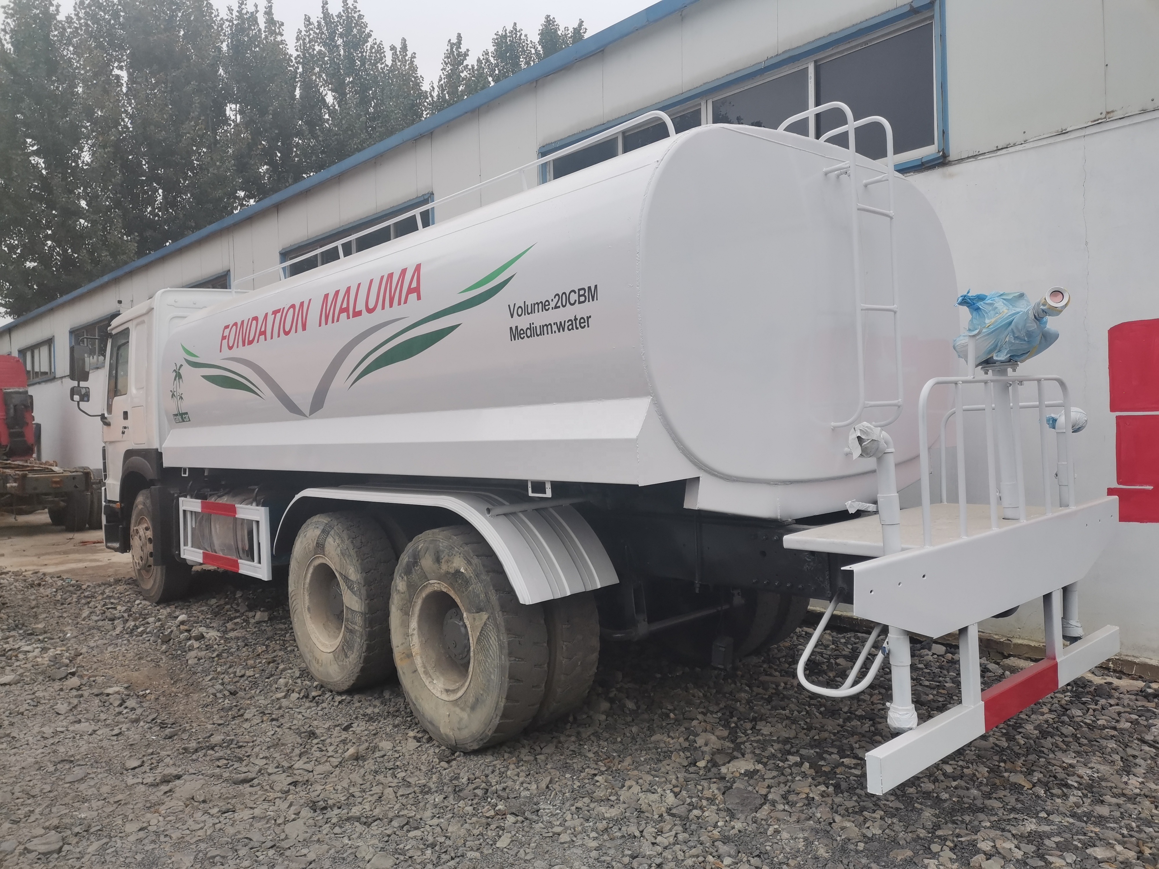 Sinotruck Price Drinking Water Tank Trucks Howo 6x4 20000liter Spraying water tanker truck for sale