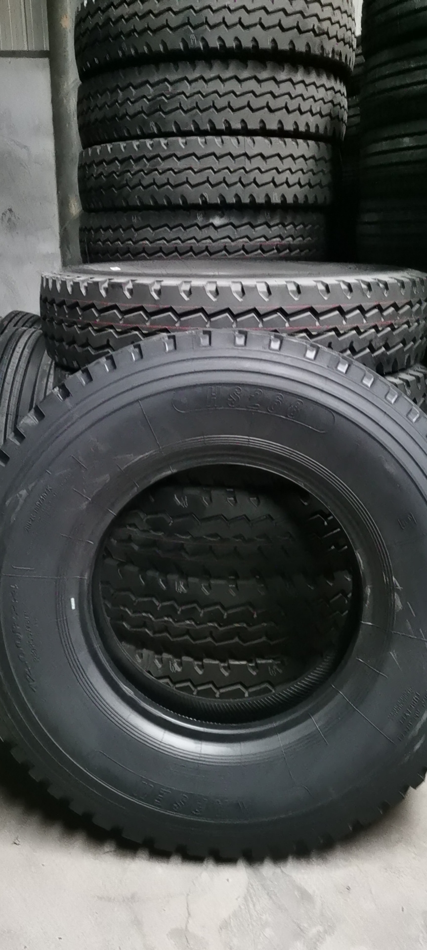 China top brand Low Price Howo Truck tires 13R22.5 New Tyre in Africa