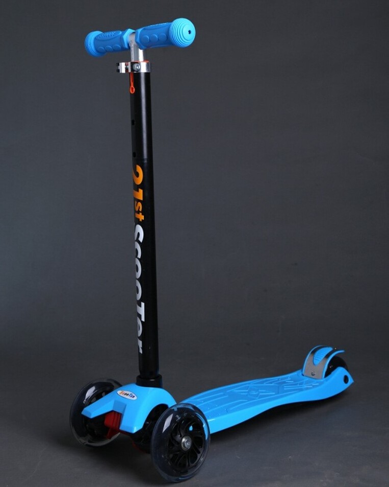 Factory Hot Selling Foldable and Livable Children's Scooters, Flash Roller Skateboards