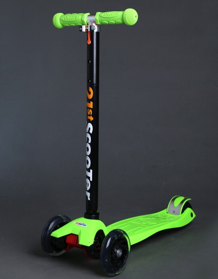 Factory Hot Selling Foldable and Livable Children's Scooters, Flash Roller Skateboards