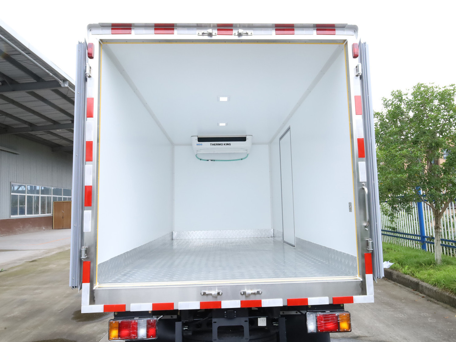 Factory Price Used Cars In China Isuzu Food Transportation Refrigerated Freezer Trucks 5 Tons Diesel Refrigerator Truck For Sale