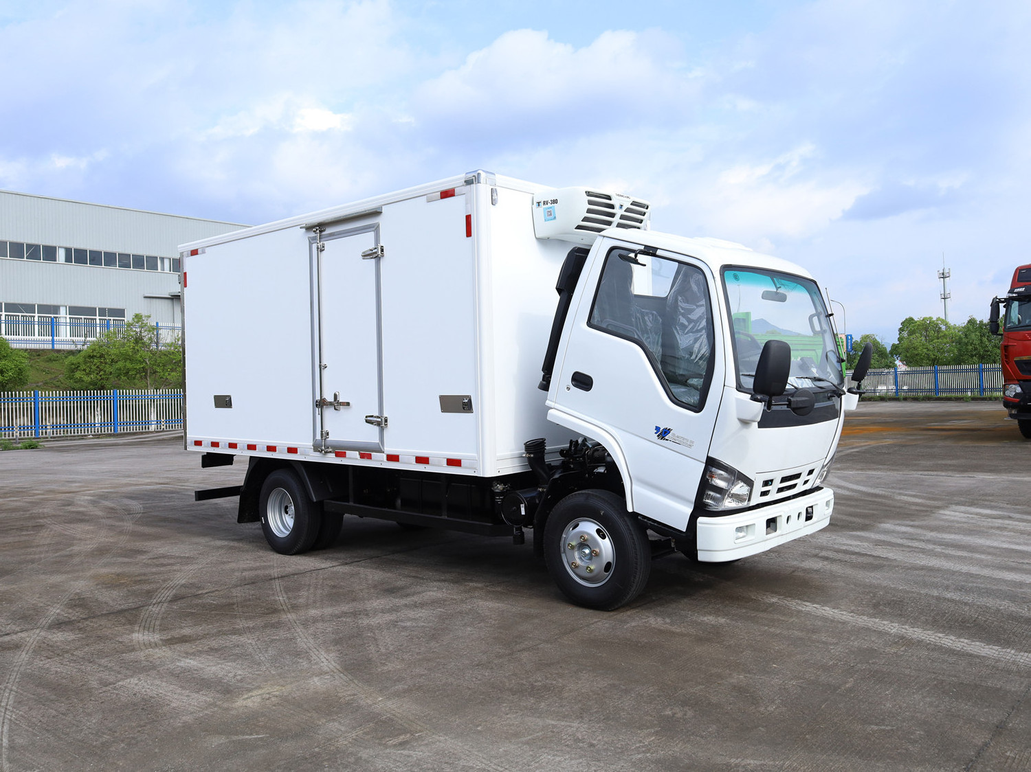 Factory Price Used Cars In China Isuzu Food Transportation Refrigerated Freezer Trucks 5 Tons Diesel Refrigerator Truck For Sale