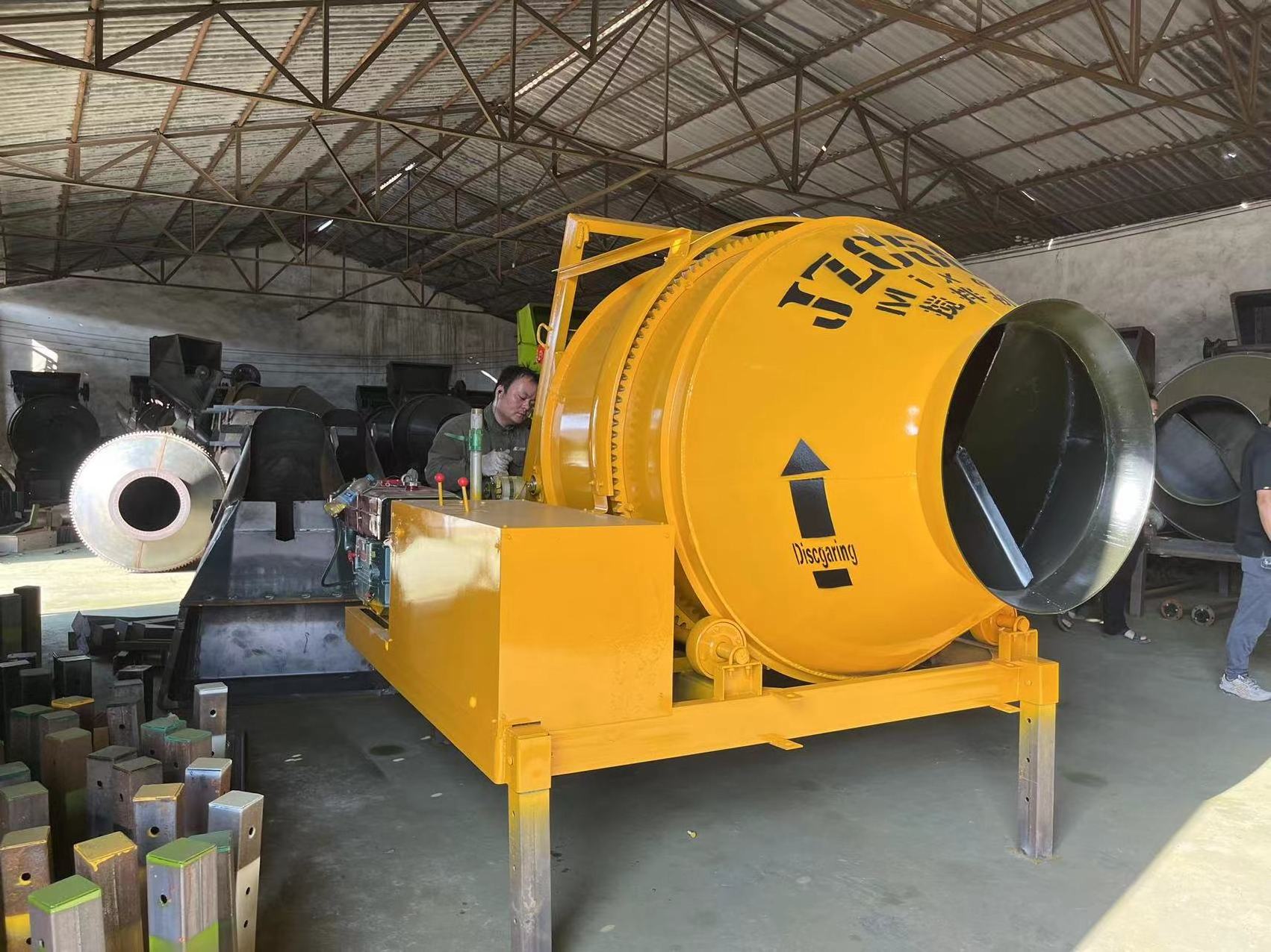 Diesel Concrete Mixer Machine Self-loading 350L Concrete Mixer Drum For Sale