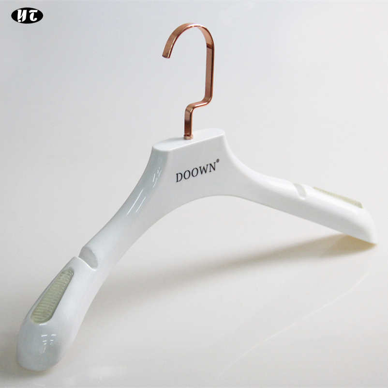 YT 2020 hot sale cheap durable white plastic coat hanger for clothes display with customized logo