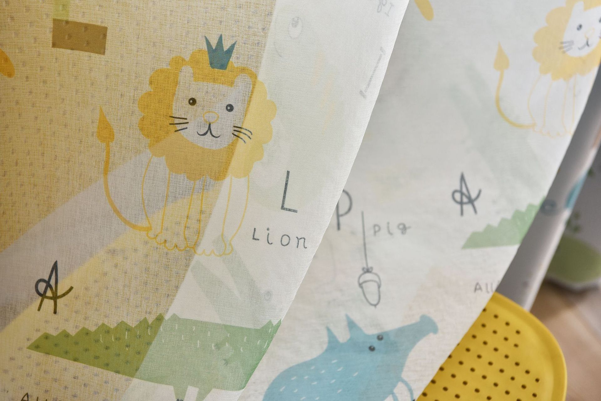 Animal world printed blackout room curtains fabric textile curtain roll fabrics in italy for Children bedroom