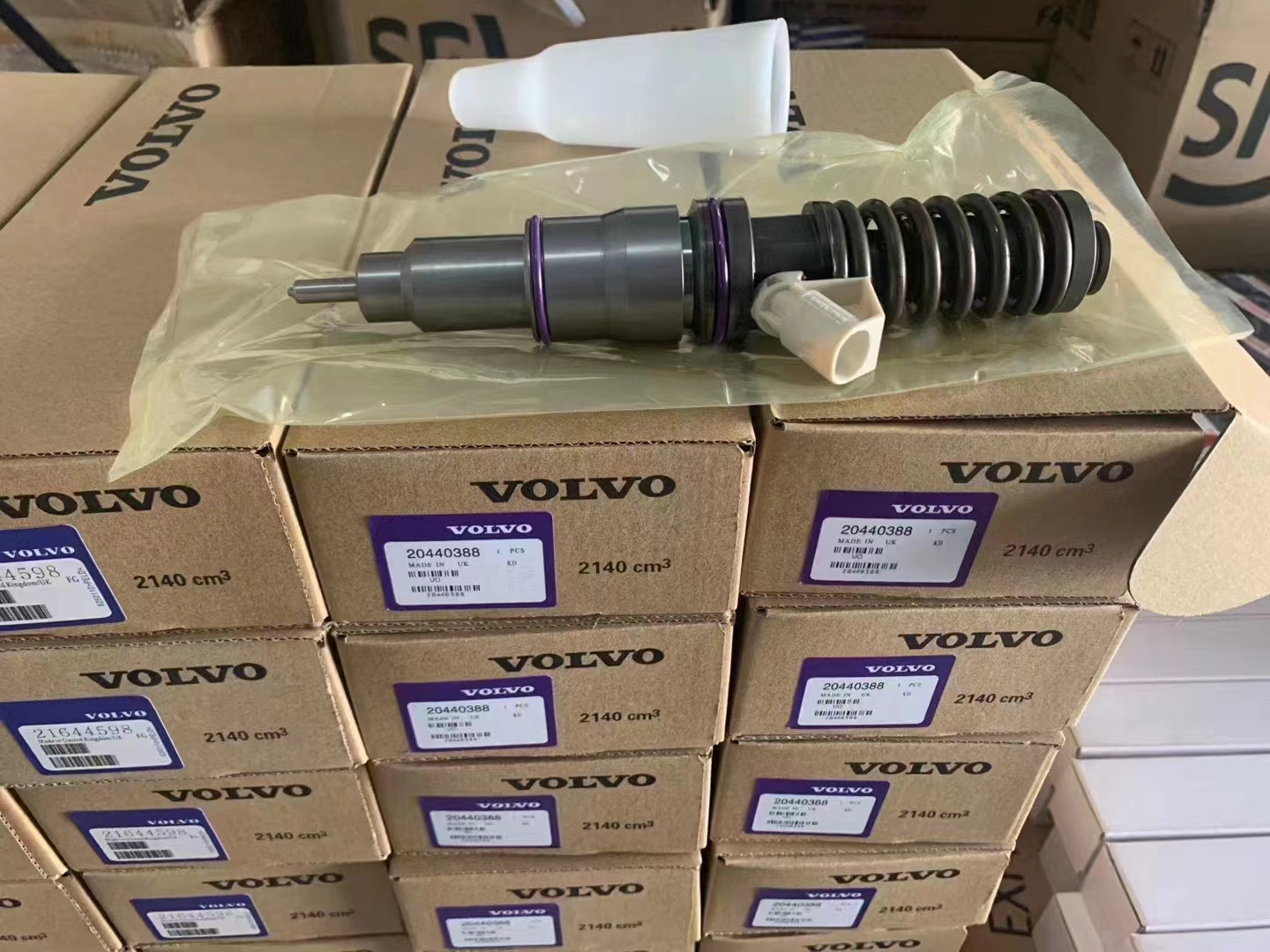 China Factory wholesale Factory Price Diesel Electronic Inyector BEBE4C01001 85000071 20440388 unit injector For VOLVO D12 BUS