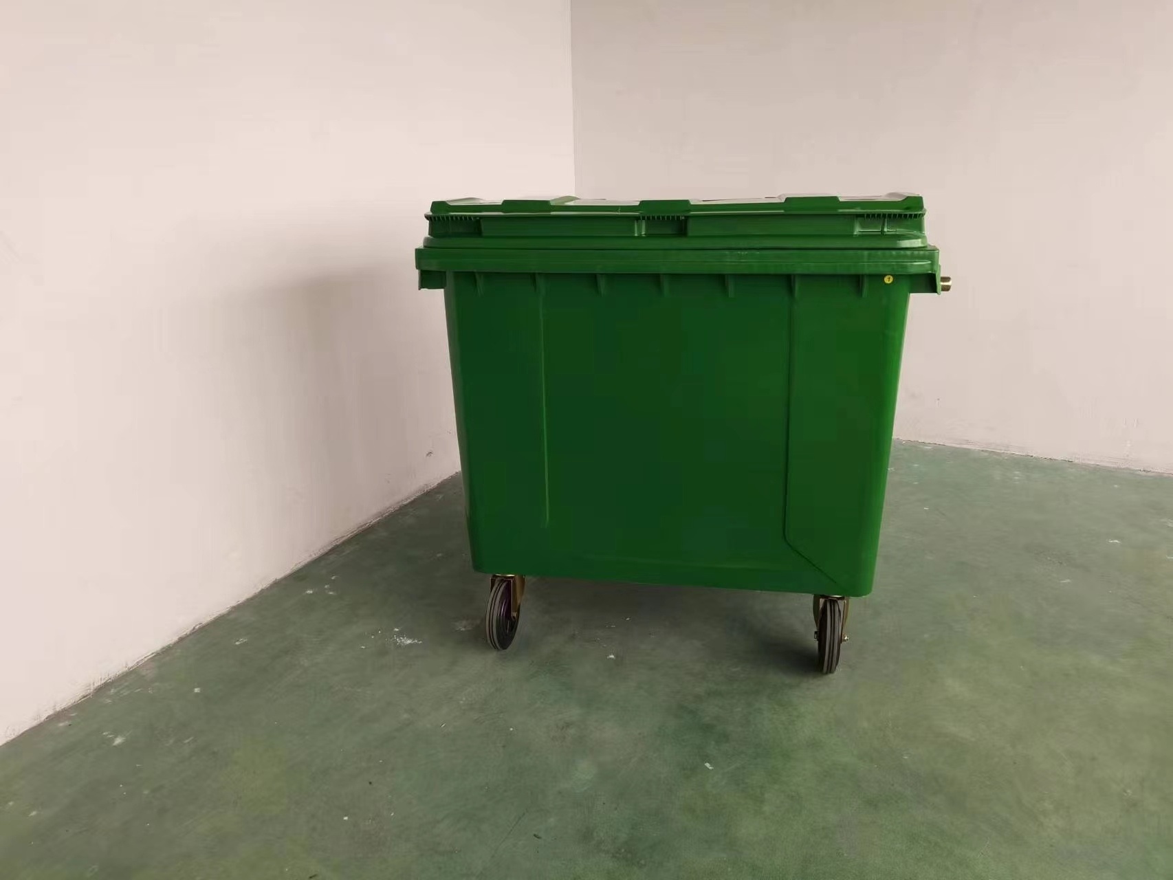 Very Large standard size mobile 1100 liter garbage bin with wheels and lid