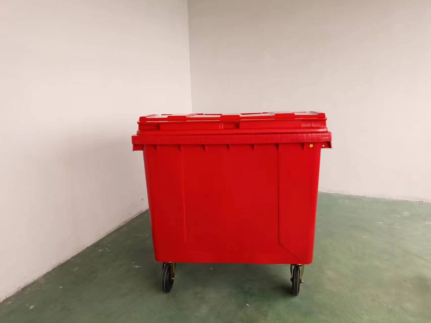 Very Large standard size mobile 1100 liter garbage bin with wheels and lid