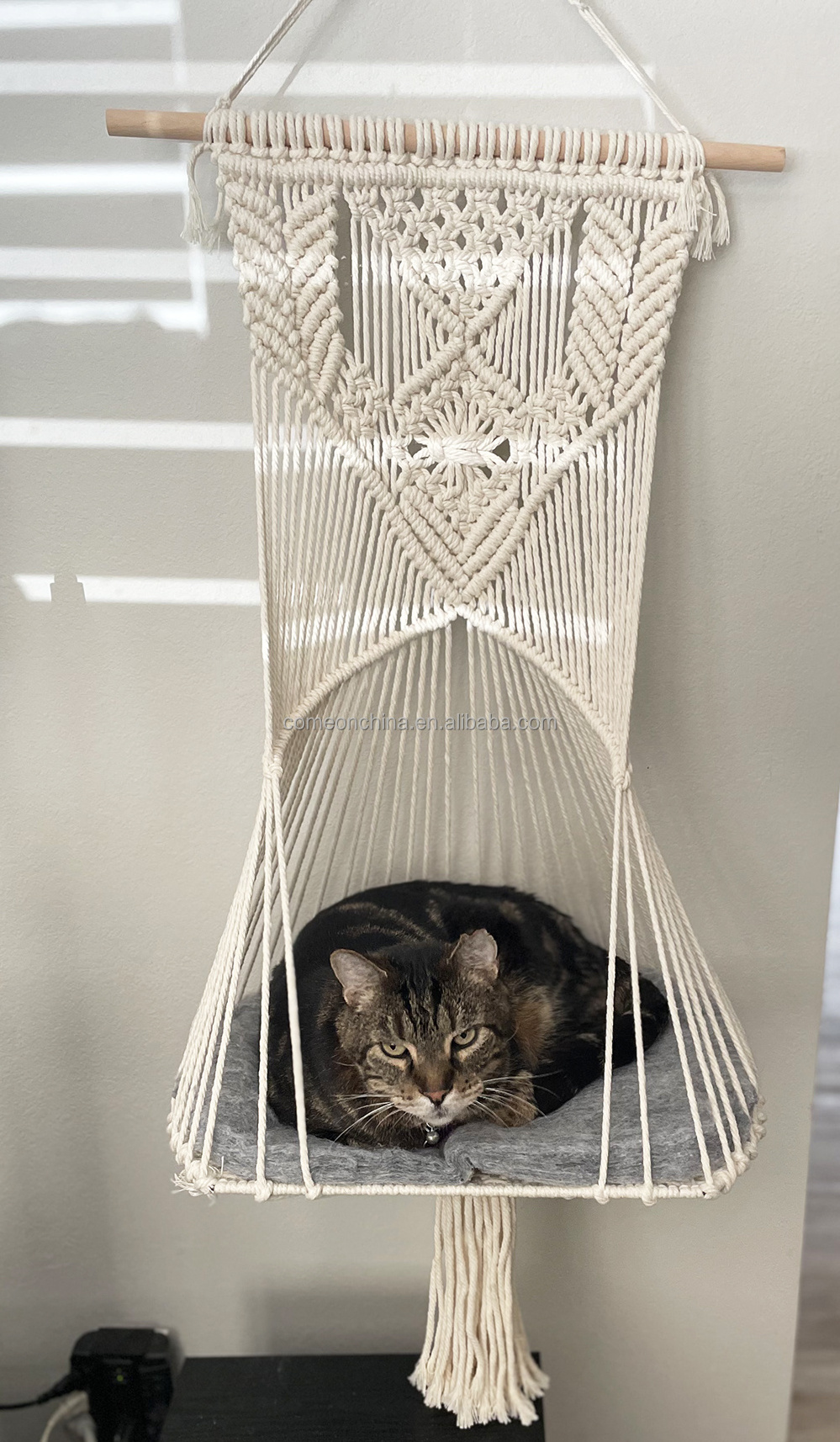 OEM Hanging Cat Bed Macrame Hammock Window Macrame Hammock for Cat Hanging Bed Tassel Basket with Mat Pet Cat Hammock Swing Bed