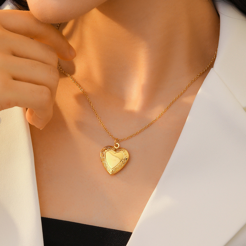 18K Gold Plated Stainless Steel Frame Blank Locket Jewelry Custom Logo Heart Lock Photo Locket Pendant Necklace for Women