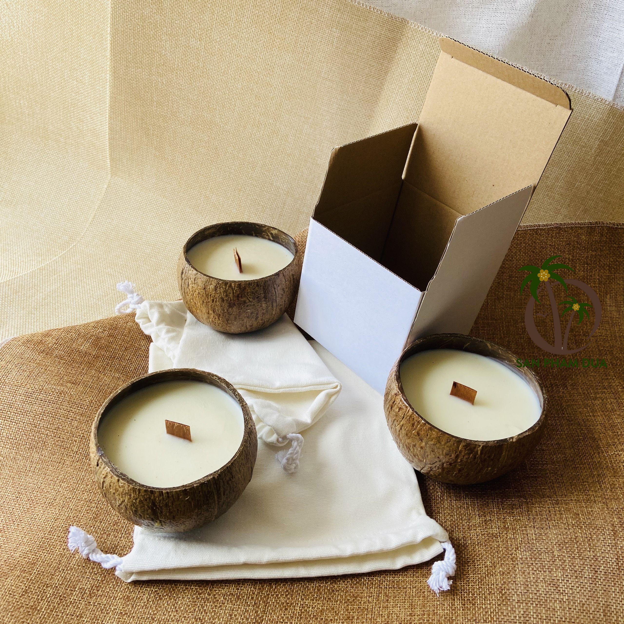 Hot Sale Wholesale Luxury Coconut Shell Candle Handmade Wooden Soy Wax Candle in Bowl and Fruit Shapes for Parties and Gifts