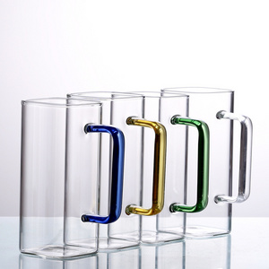 Custom Logo 400ml Clear Square Shaped Borosilicate Glass Beer Soda Juice Coffee Mug Cup with Colorful Handles Bamboo Lid Straw