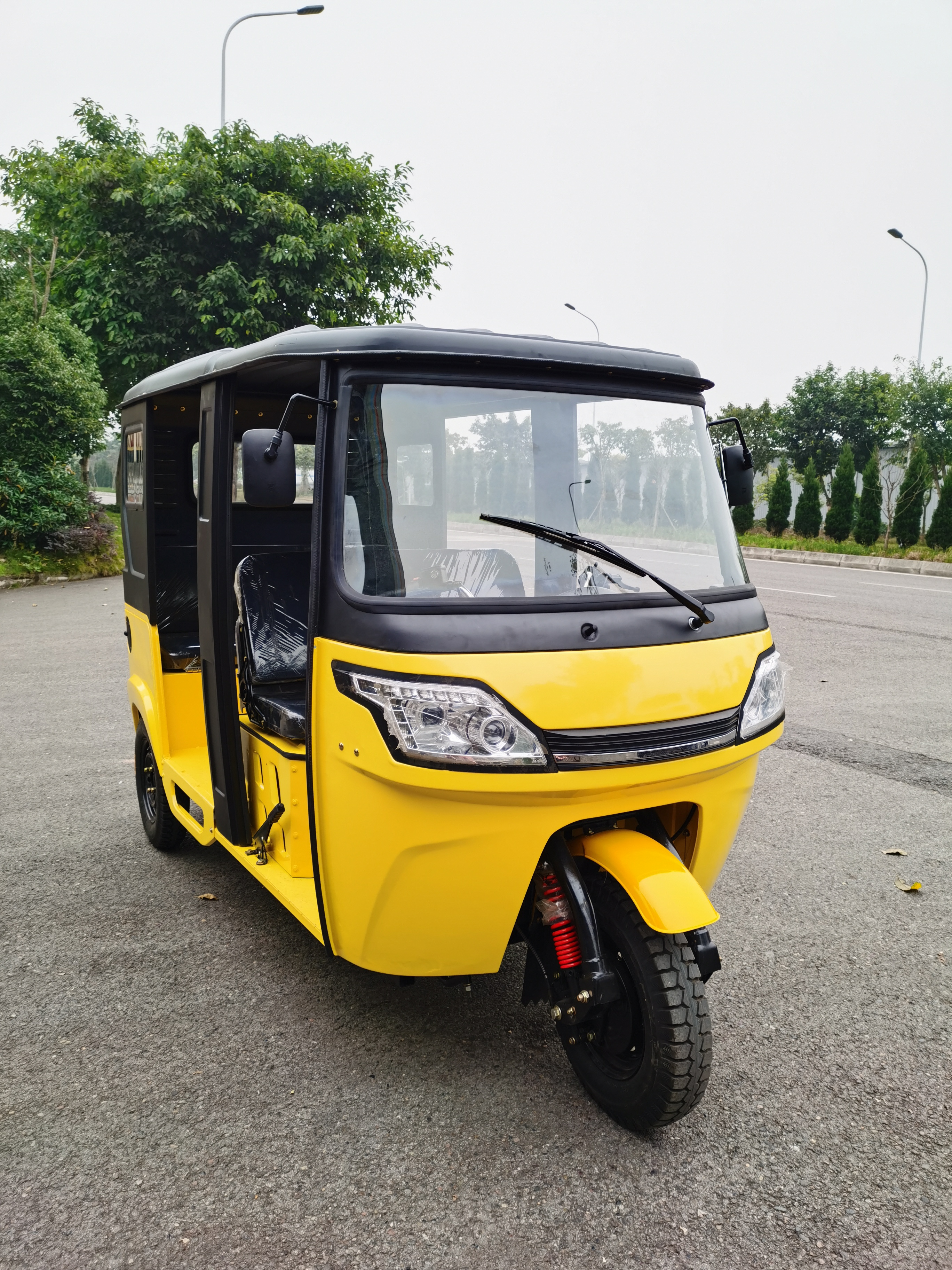 Hot Selling Motorised Three Wheeler Tricycle Tuk Tuk Cheap Price Rickshaw Taxi Indian Motorized Tuk India Motor Re Bajaj 205 36V