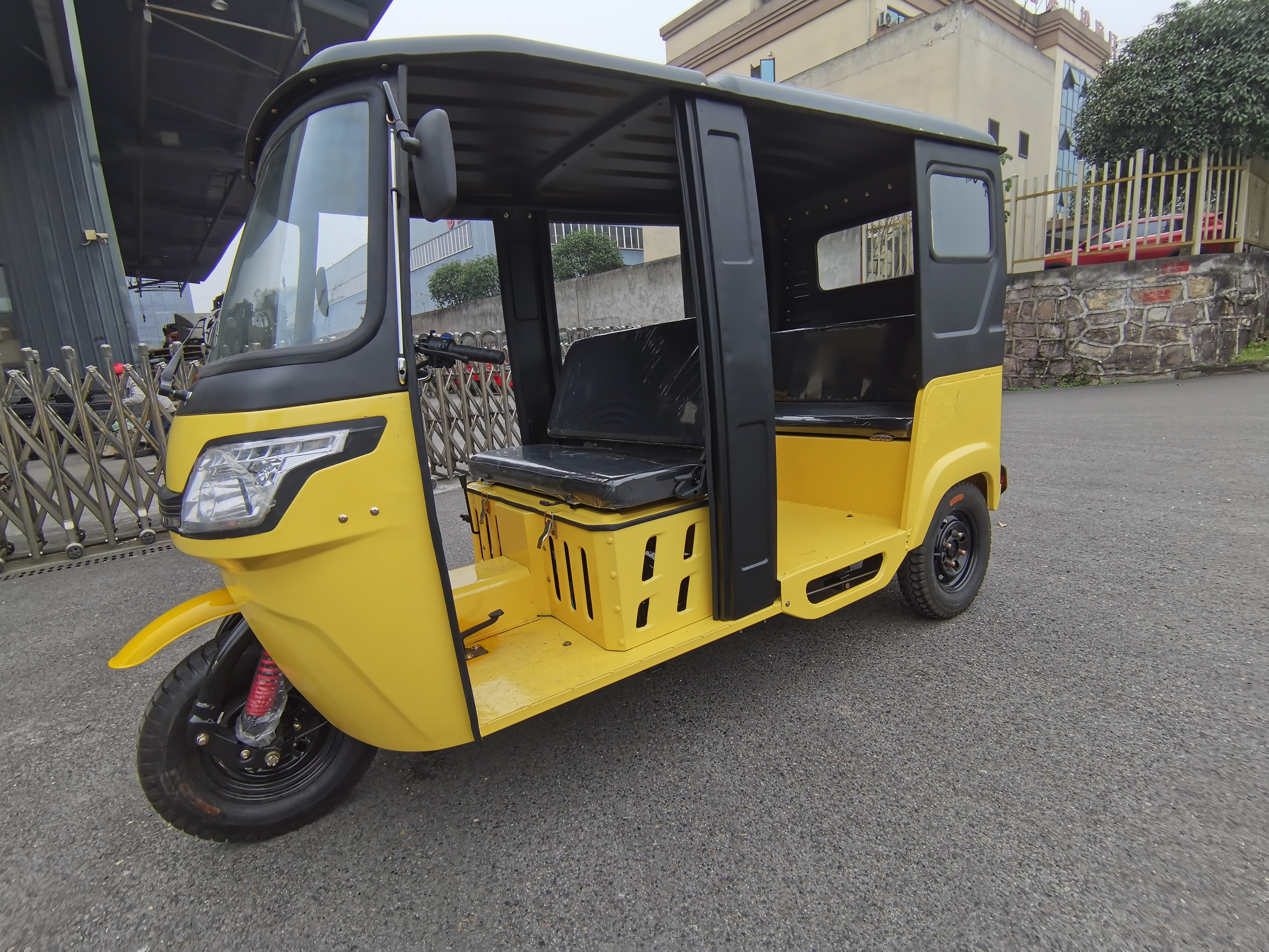 Hot Selling Motorised Three Wheeler Tricycle Tuk Tuk Cheap Price Rickshaw Taxi Indian Motorized Tuk India Motor Re Bajaj 205 36V