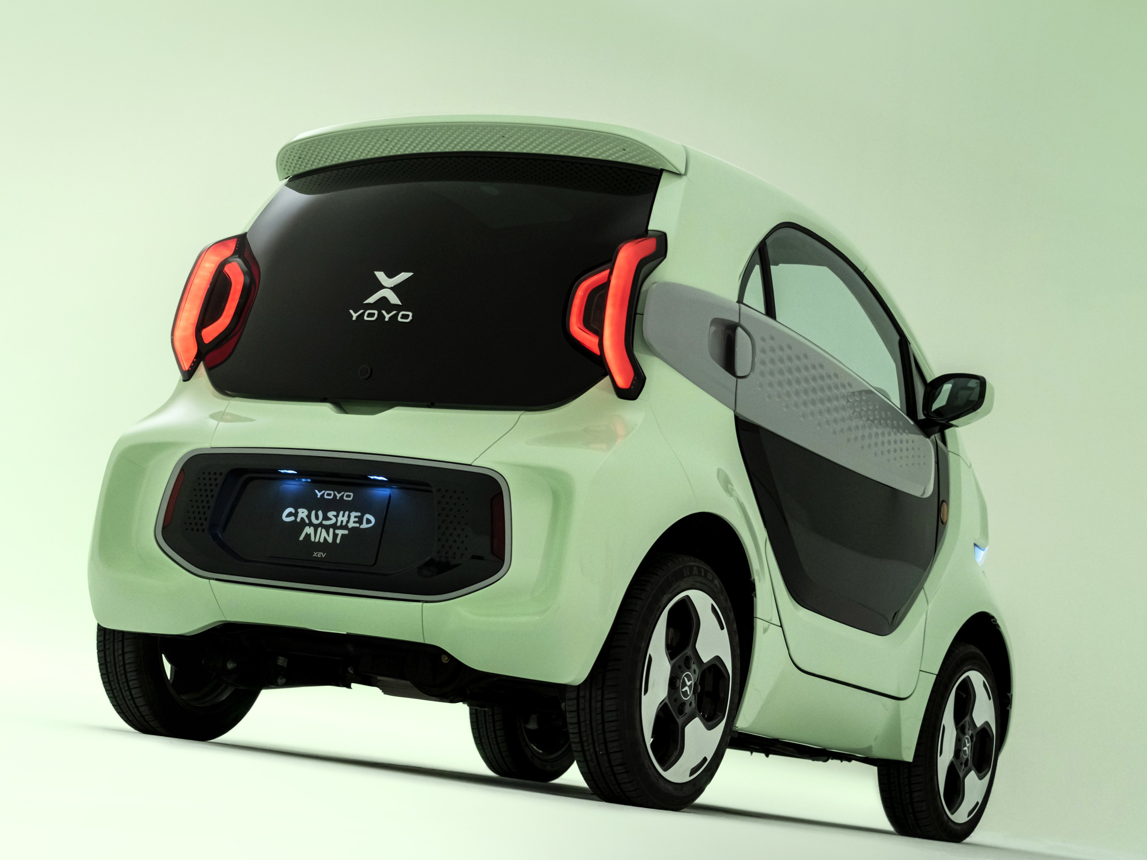 Hot Sale 2024 New Cars XEV Yoyo E-car Pro 2 Seat 150km Battery Powered Mini Electric Car Adult 3D Print Auto New Energy Vehicles