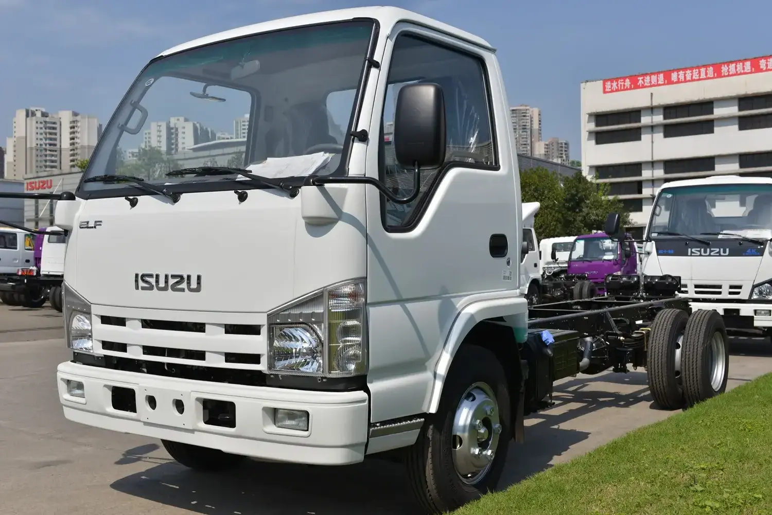 New light Isuzu cargo trucks with 4JB1 engine elf NKR truck chassis 4 ton diesel single cab