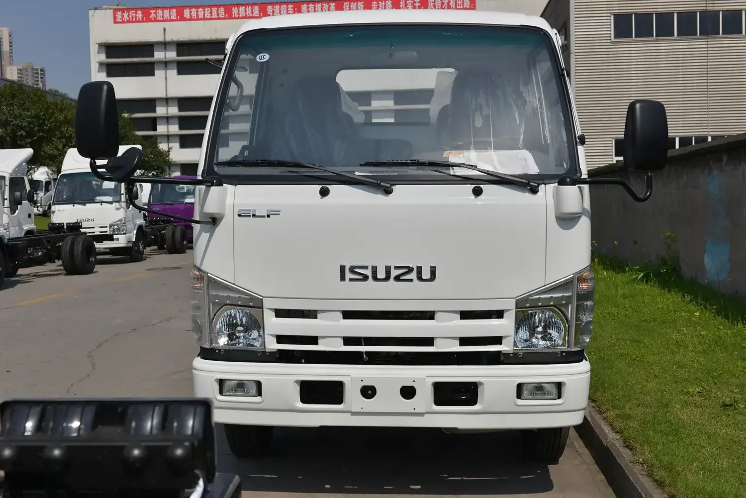 New light Isuzu cargo trucks with 4JB1 engine elf NKR truck chassis 4 ton diesel single cab