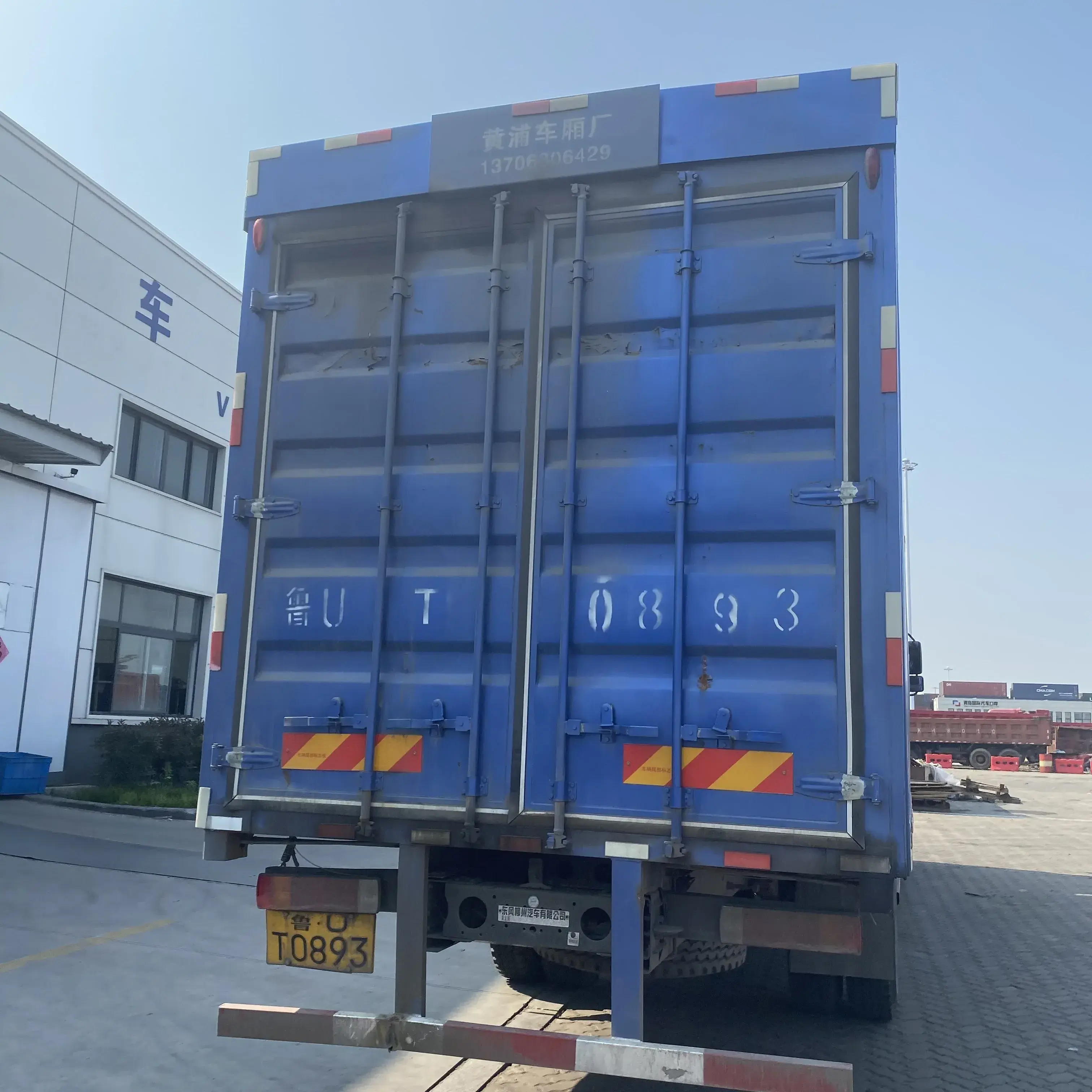 Used Dongfeng 4x2 Cargo Truck Opening Box Wing Trucks for Unloading