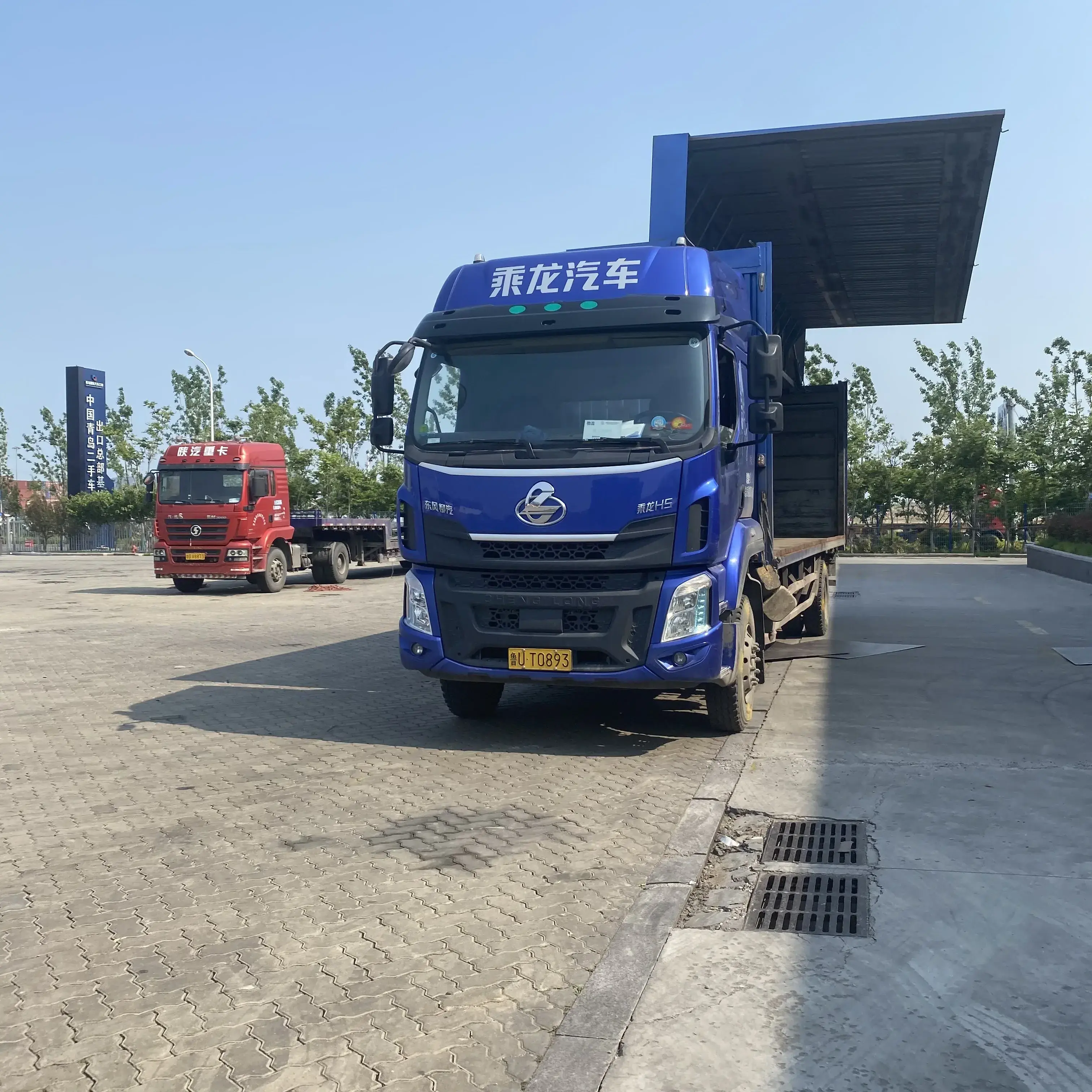 Used Dongfeng 4x2 Cargo Truck Opening Box Wing Trucks for Unloading