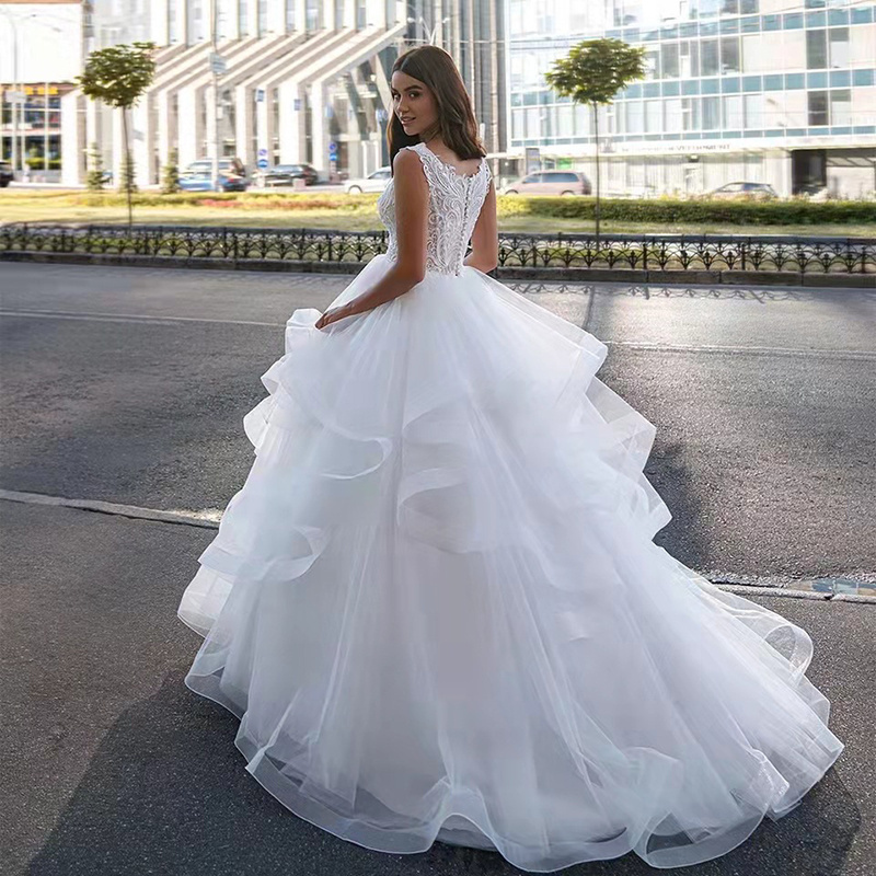 2023 Illusion Lace Applique Sexy African V Neck High Waist Vintage Princess Wedding Dress Ball Gown With Train