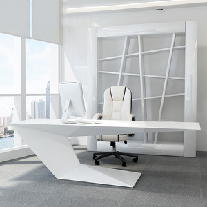 JXT manager boss desk while the president's desk is simple and personalized